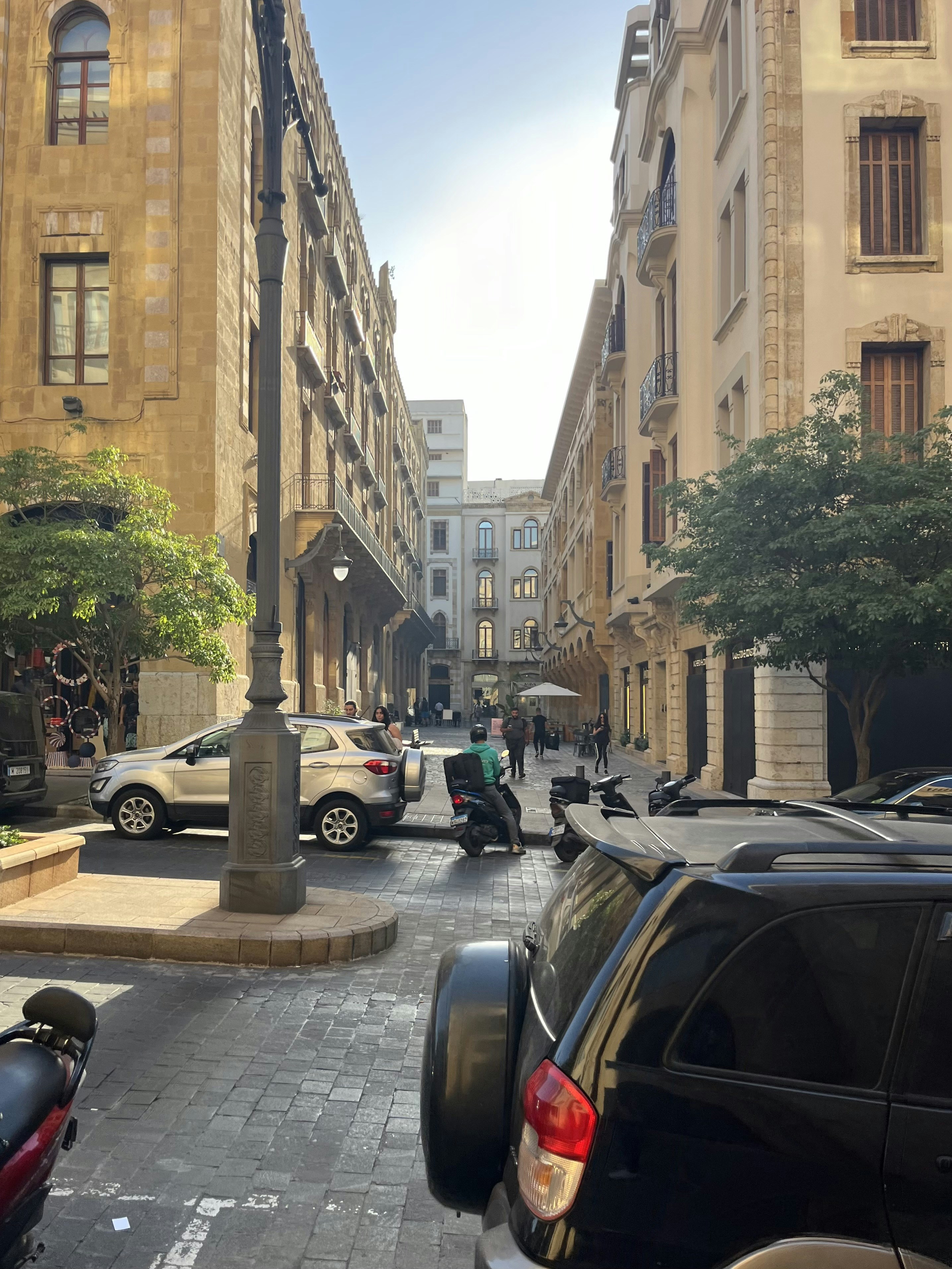 a city street filled with lots of parked cars