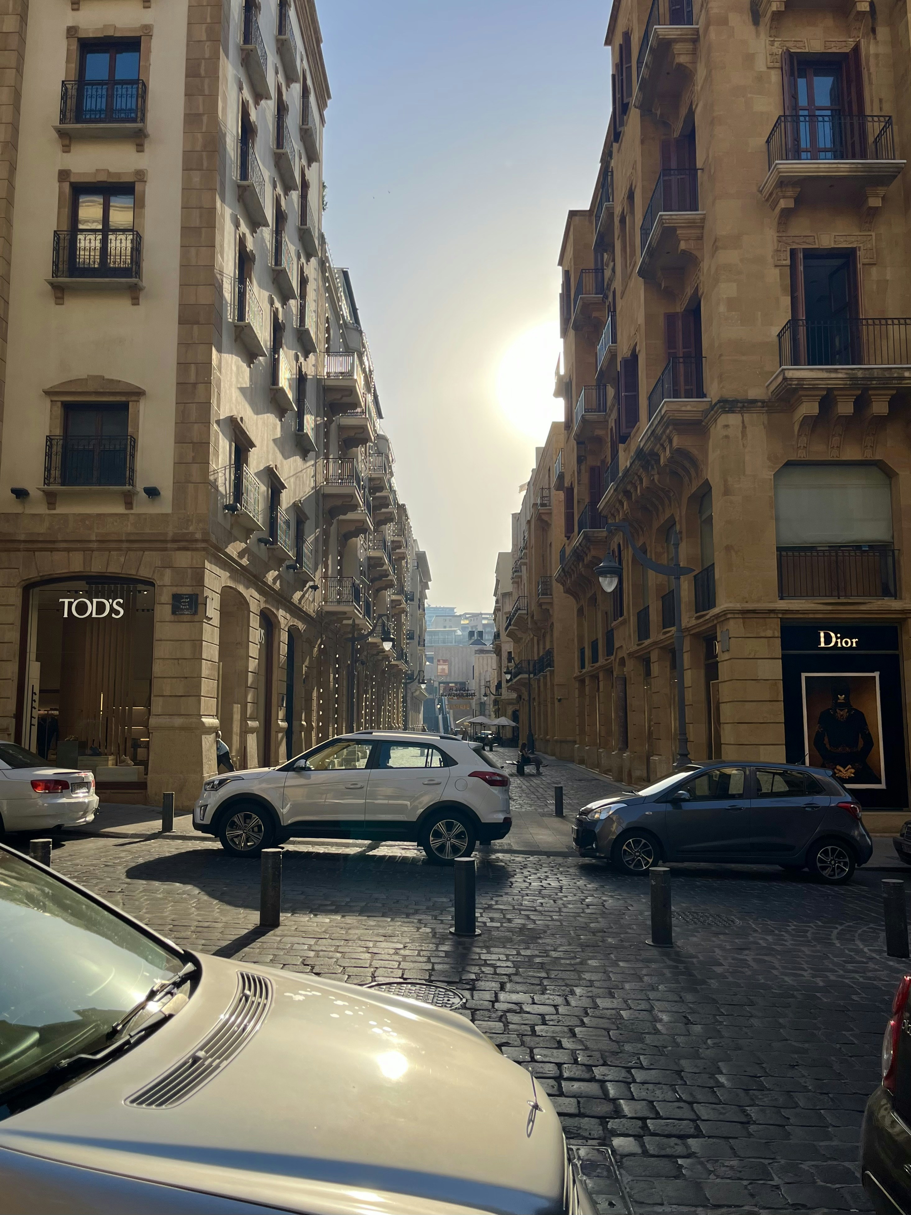 a city street filled with lots of parked cars