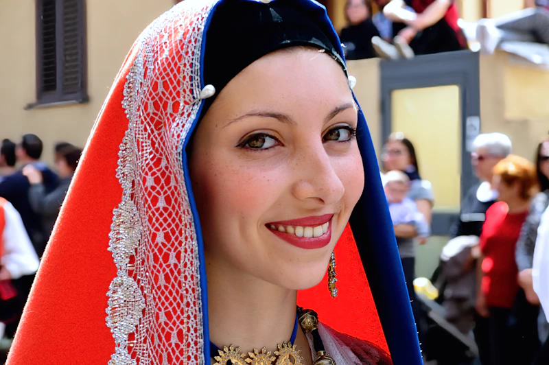 Mujer hermosa con tocado elegante