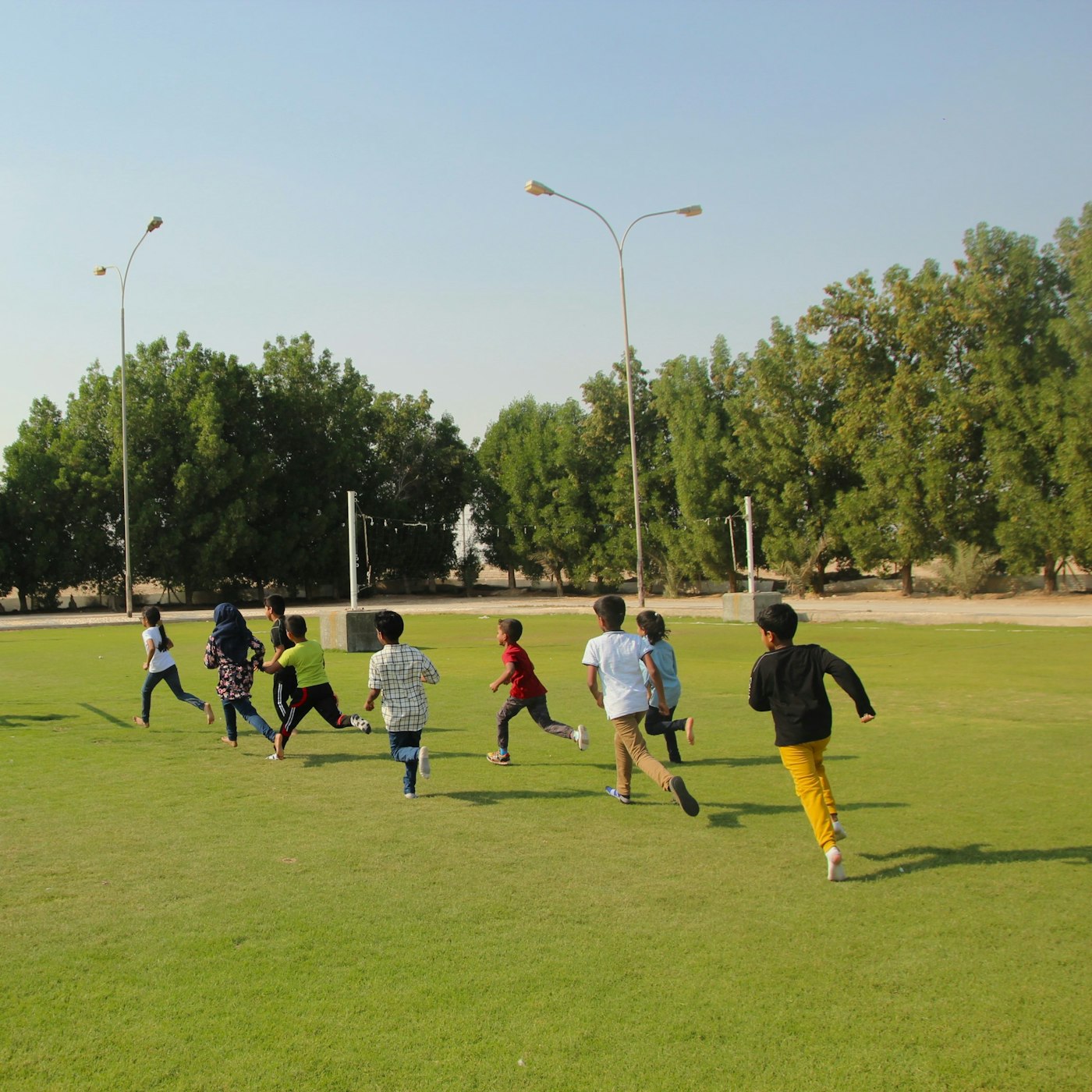 サッカーで遊ぶ子どもたちのイメージ
