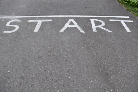 a street sign that says start on it