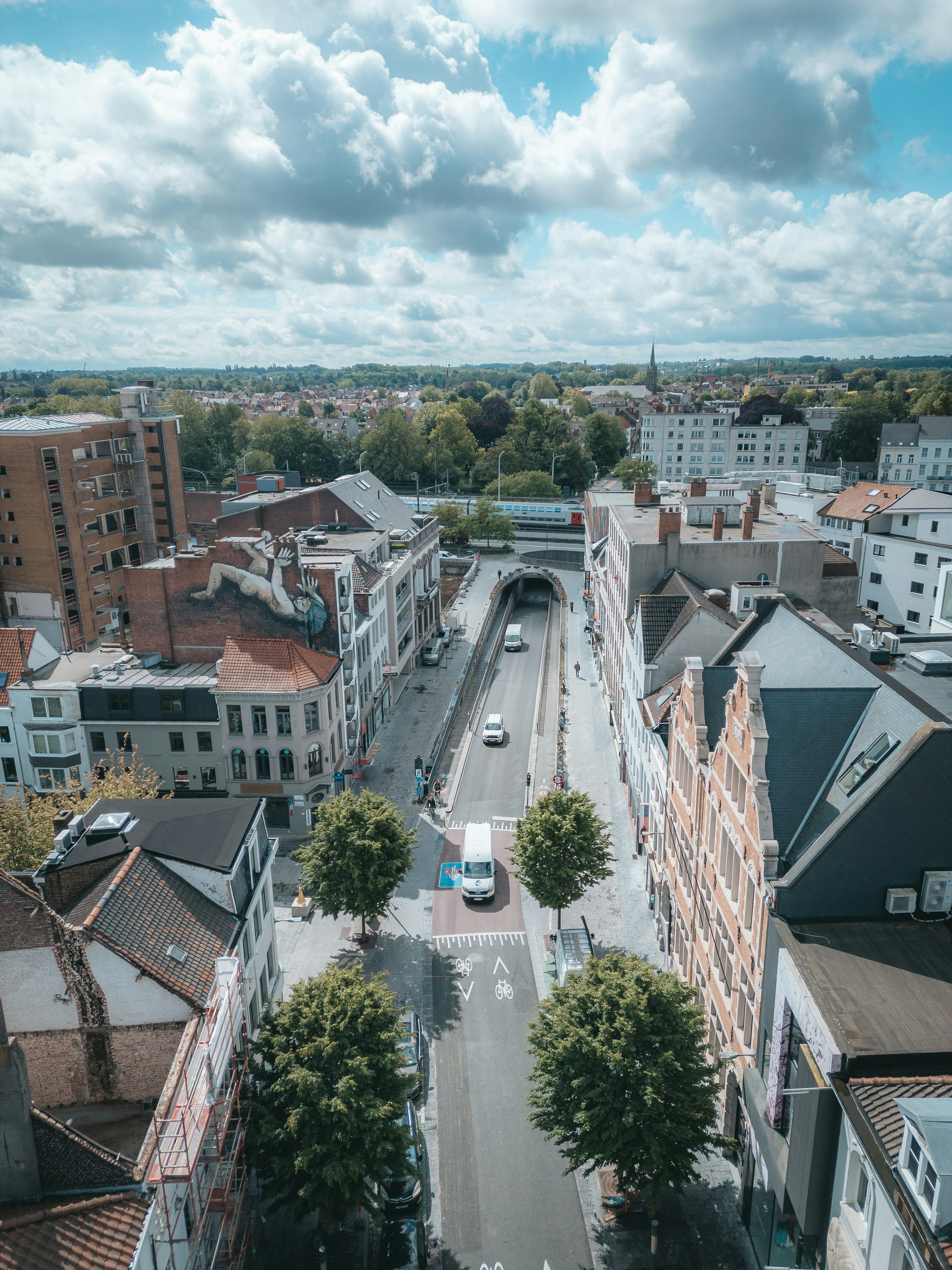 une vue aérienne d’une rue de la ville avec des bâtiments