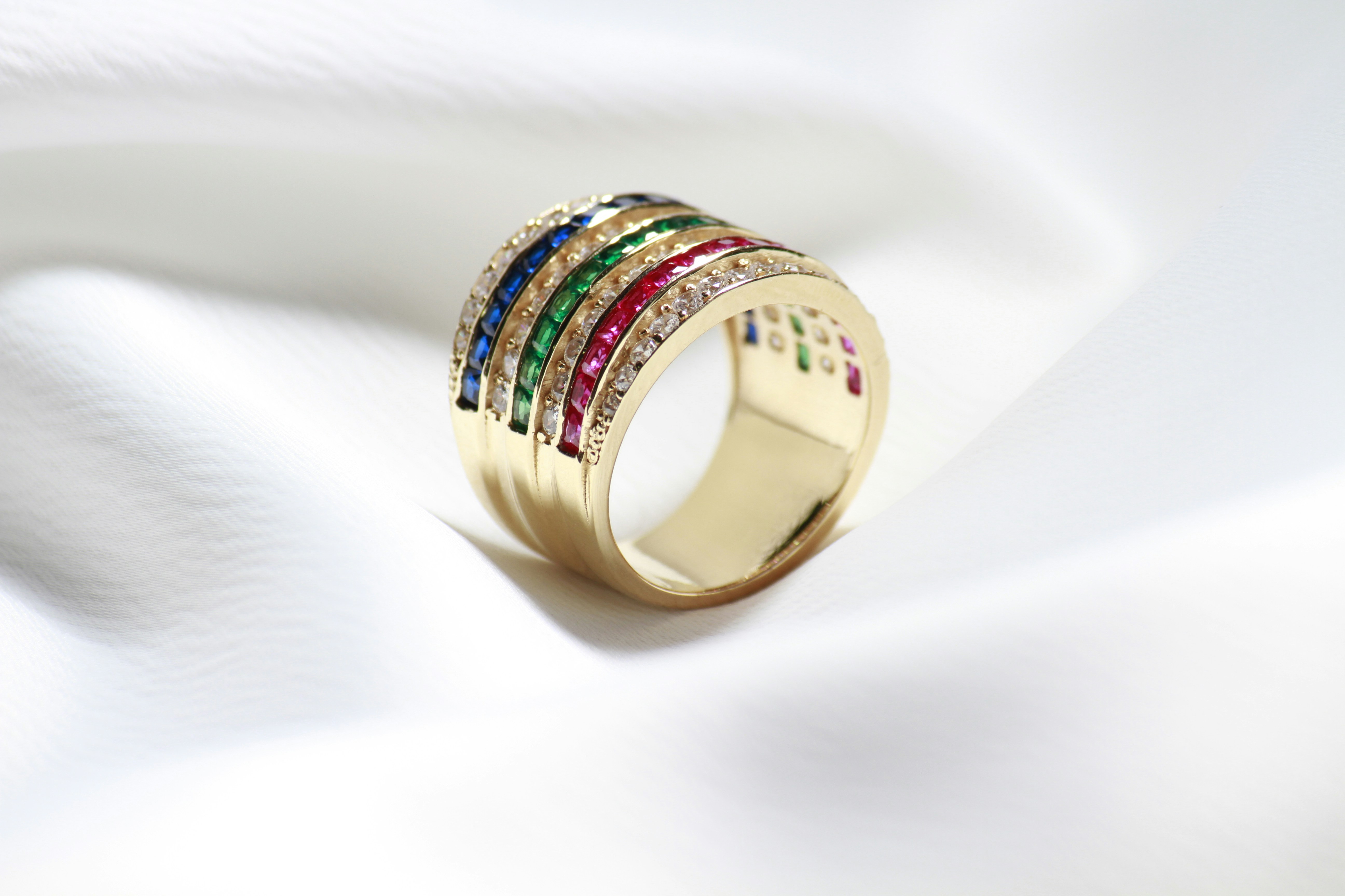 Close-up Art Deco ring with colored gemstone - Art deco engagement rings