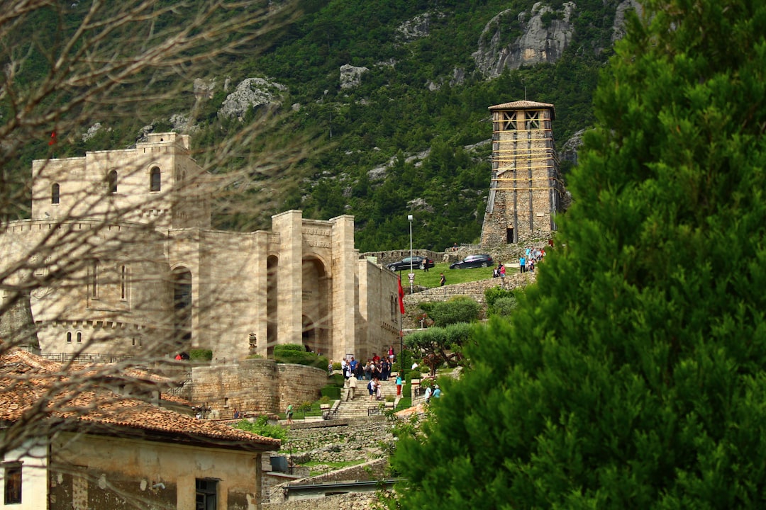 un edificio in pietra con una torre dell'orologio in cima