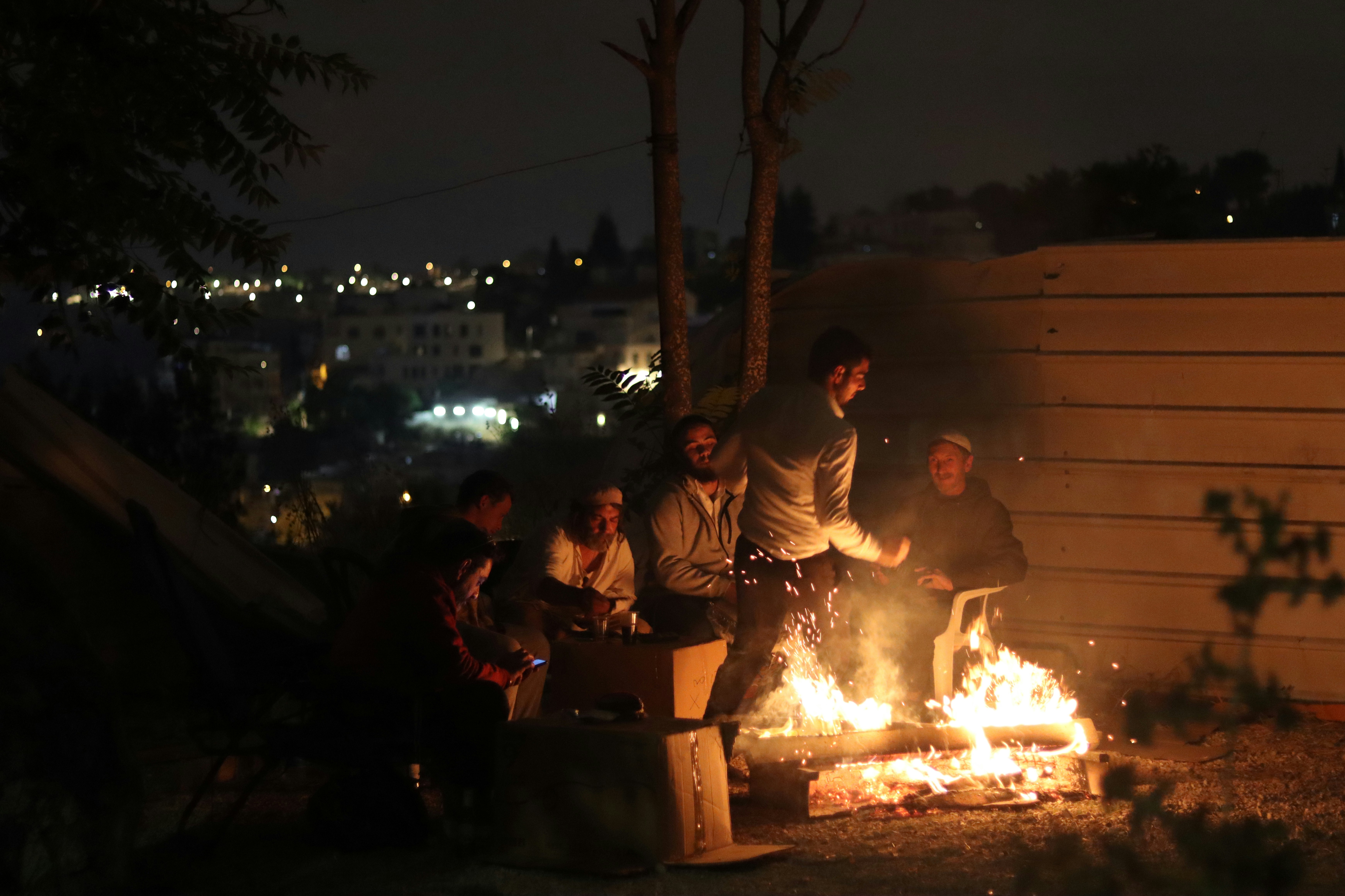 hoguera israelí asando papa familia al aire libre primavera