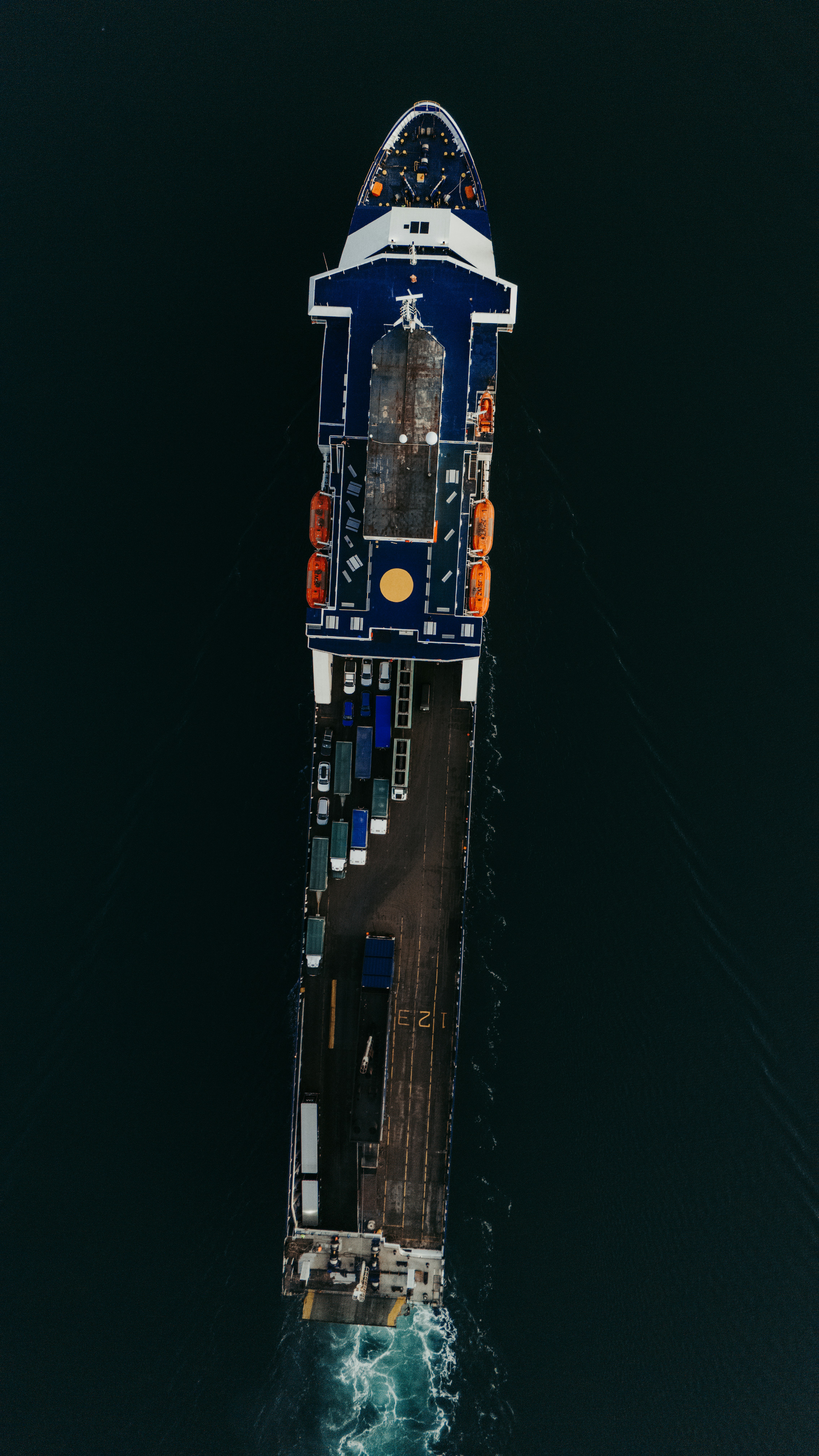An aerial view of a boat in the water photo – Free Sea Image on Unsplash
