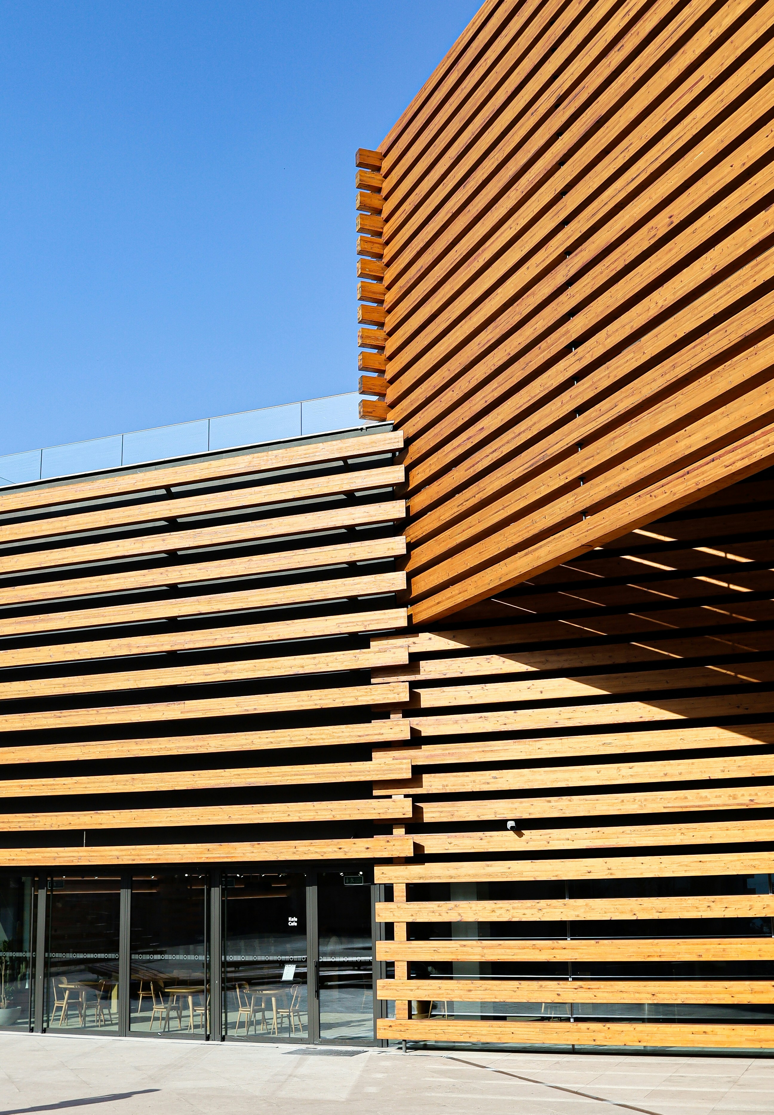 ein großes Gebäude mit Holzlatten an der Seite