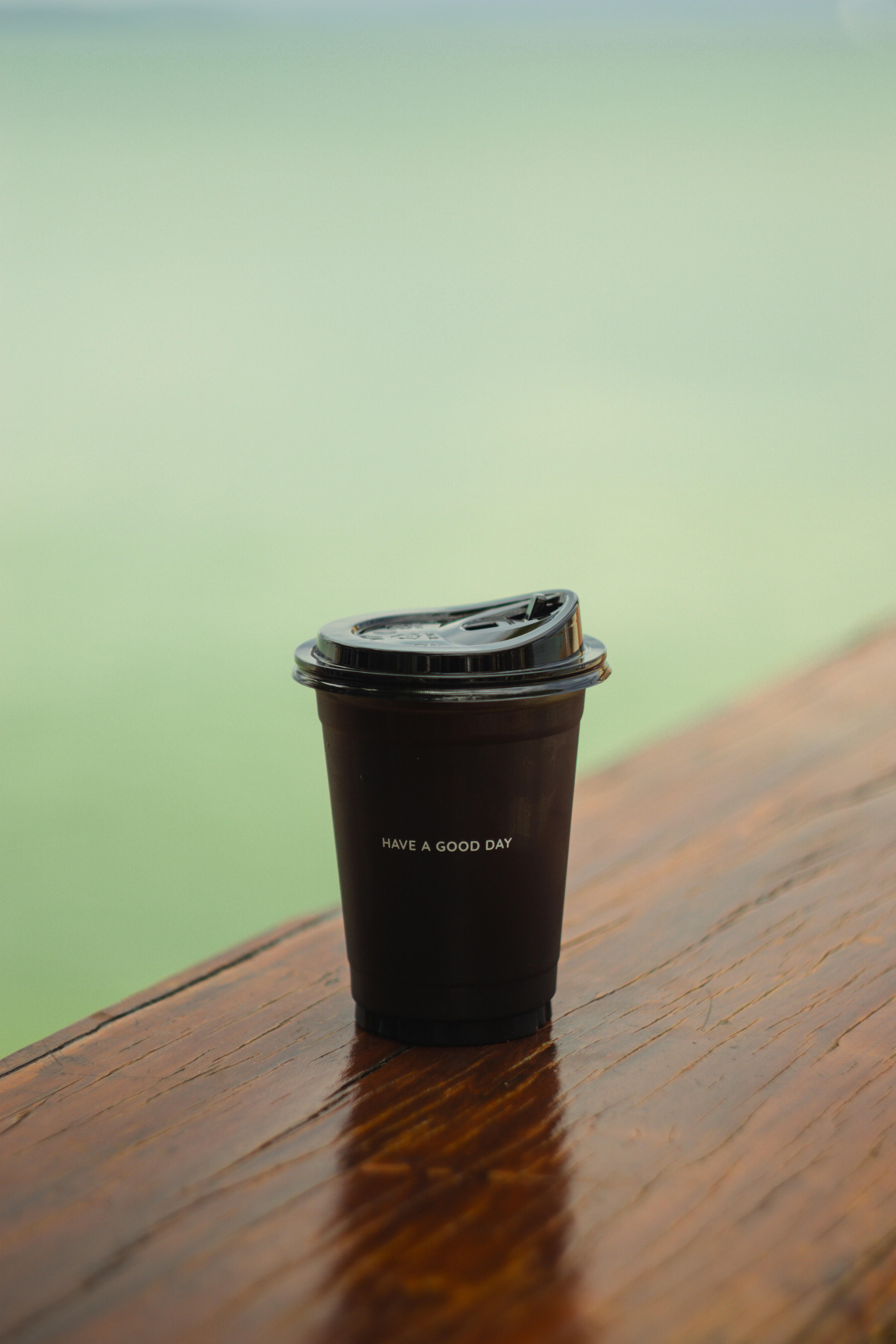 una taza de café encima de una mesa de madera