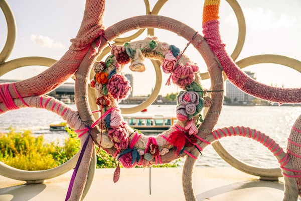 毛糸で編まれた季節のリース（イメージ）