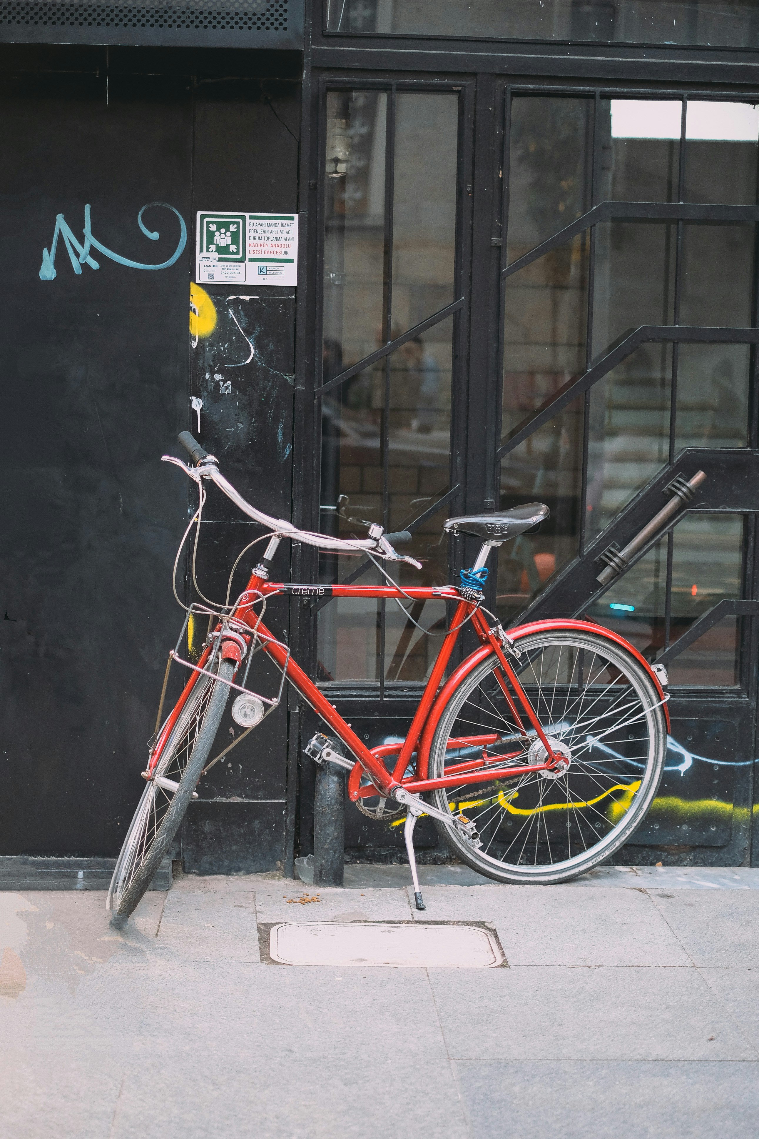 ein rotes Fahrrad, das am Straßenrand geparkt ist
