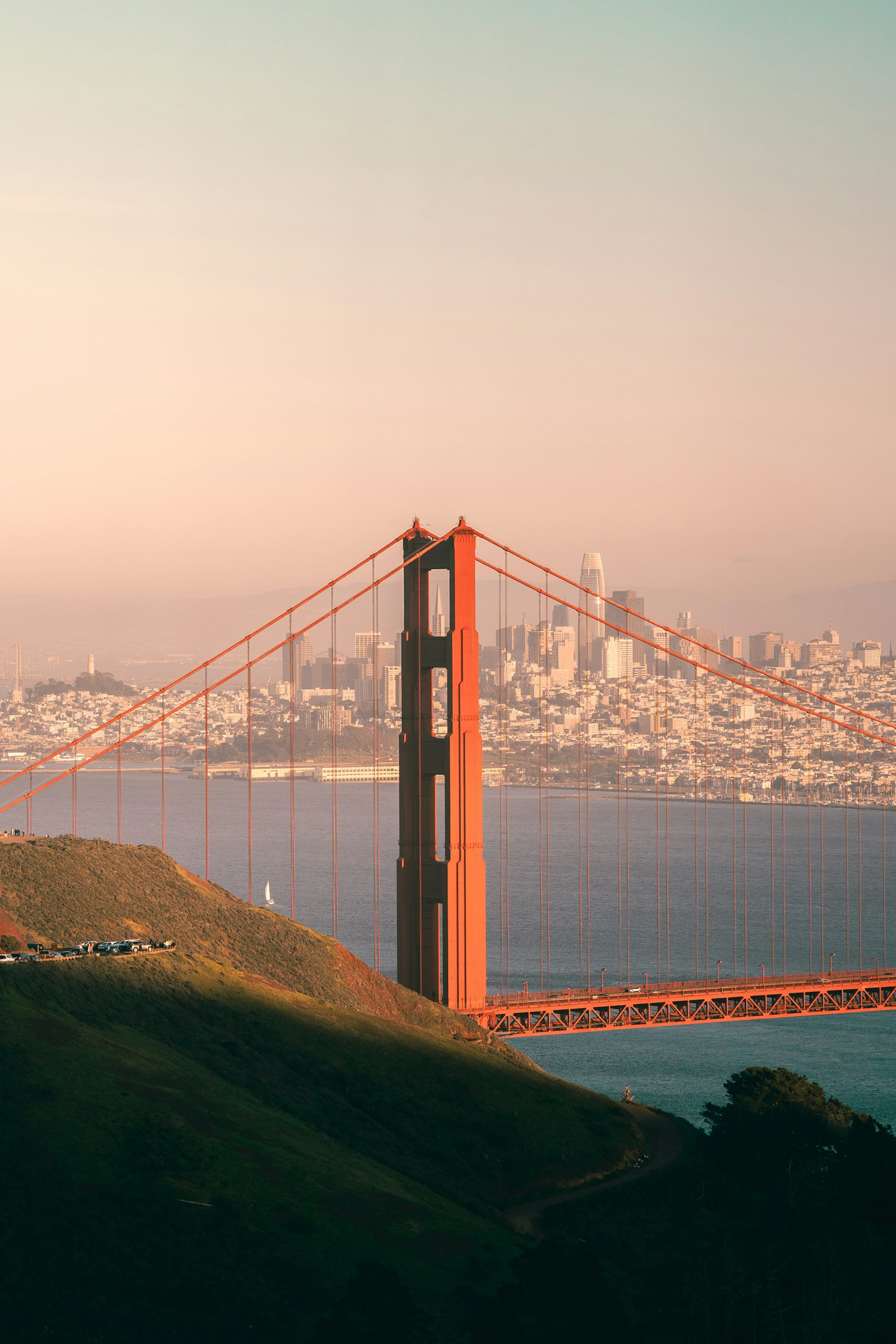 ទិដ្ឋភាពពេញនៃ Golden Gate Bridge ថ្ងៃស្រាល