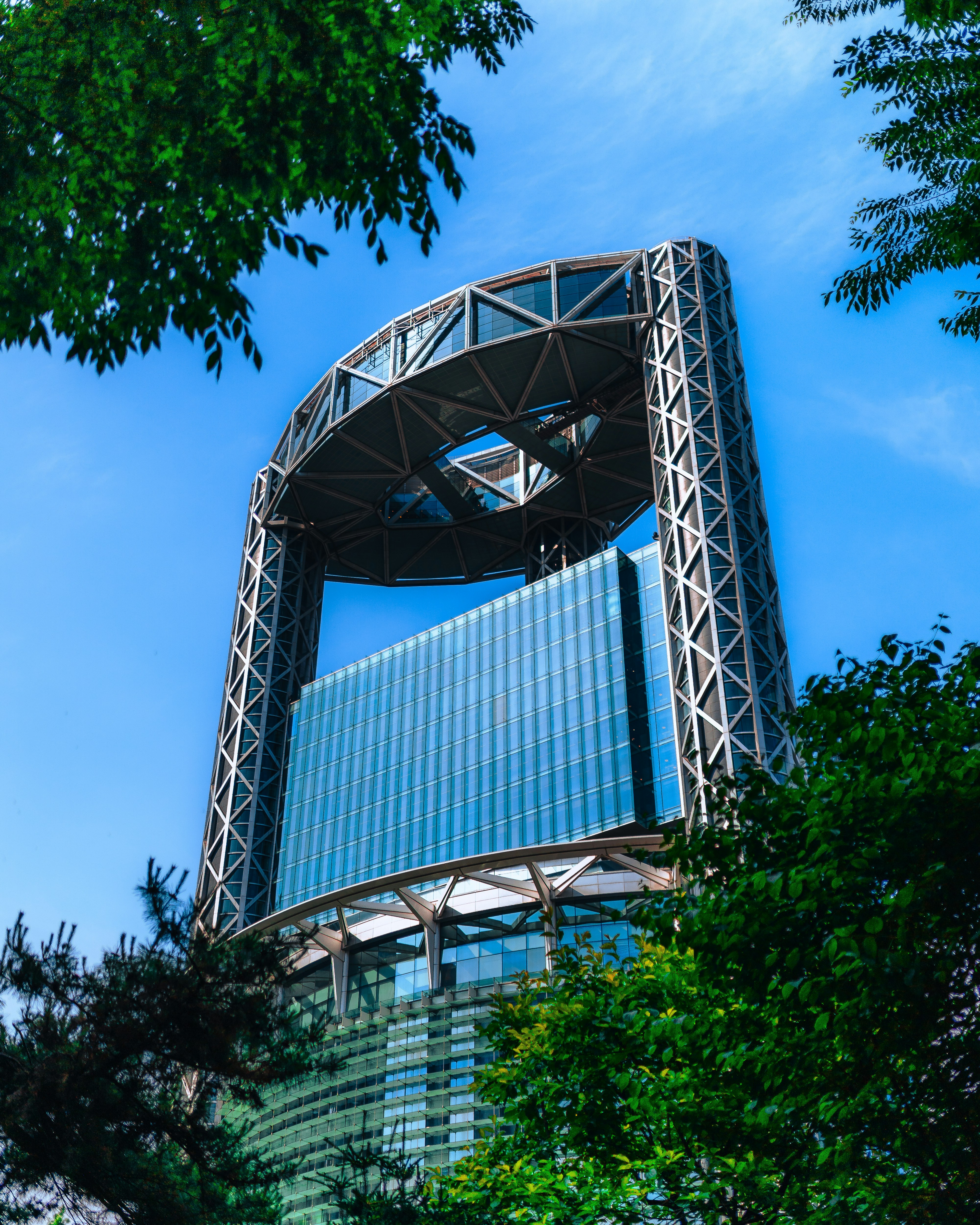 側面に時計がある非常に高い建物