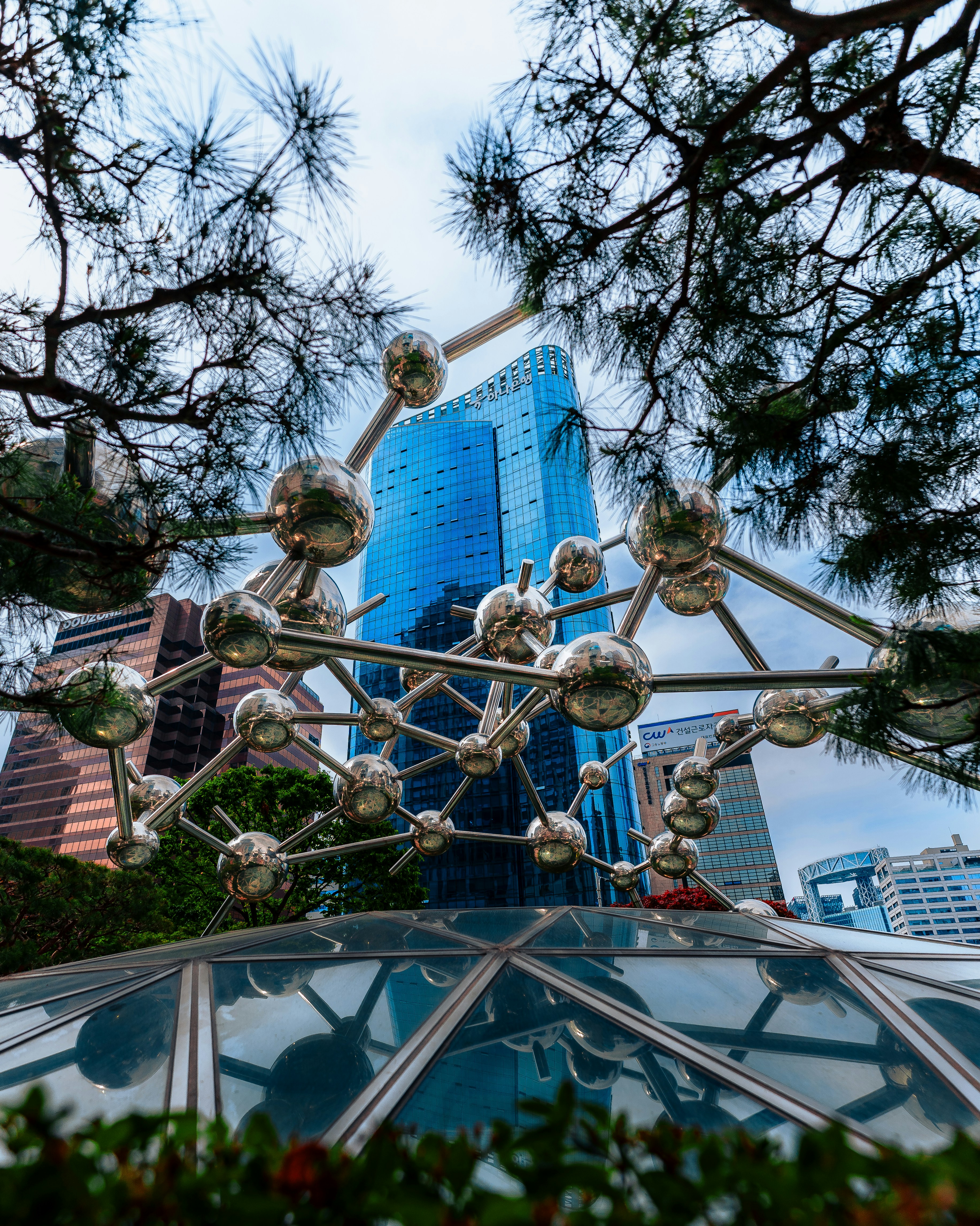 真ん中に木があるガラスのドーム