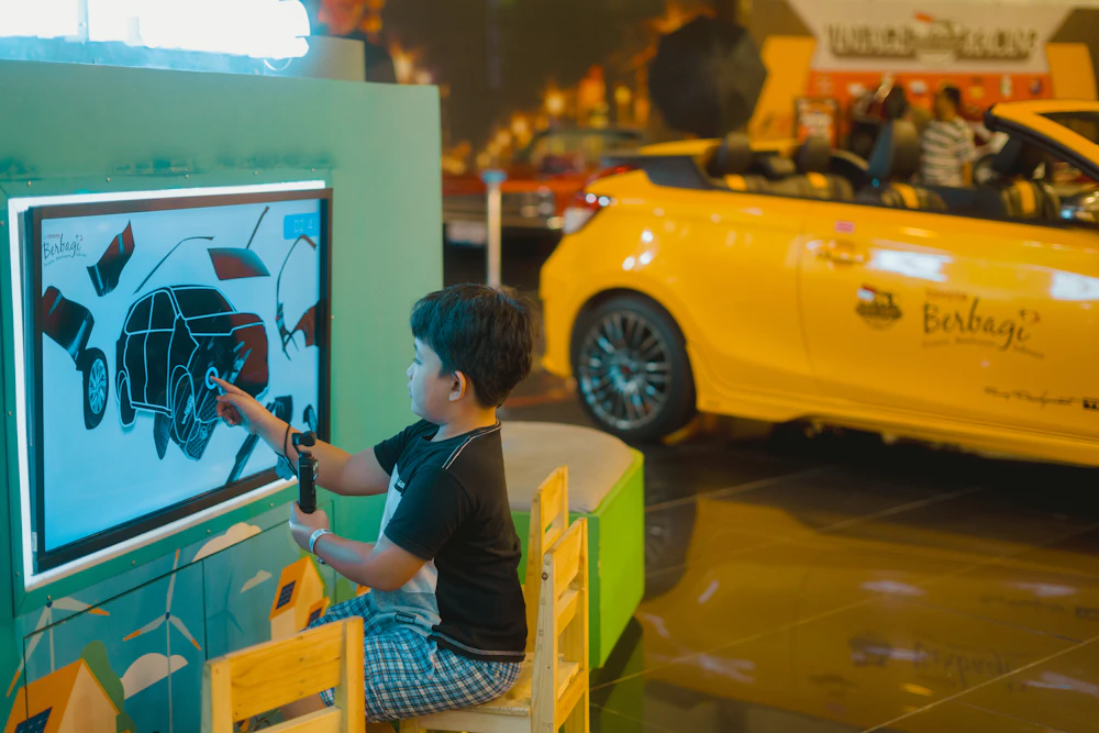 Interactive digital exhibition stand with an illuminated display centrepiece