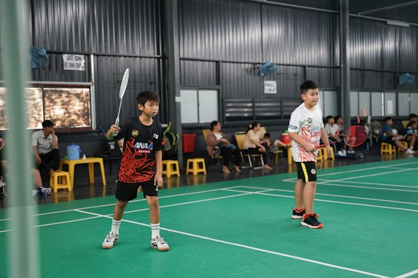 コートでラケットを構える2人の少年