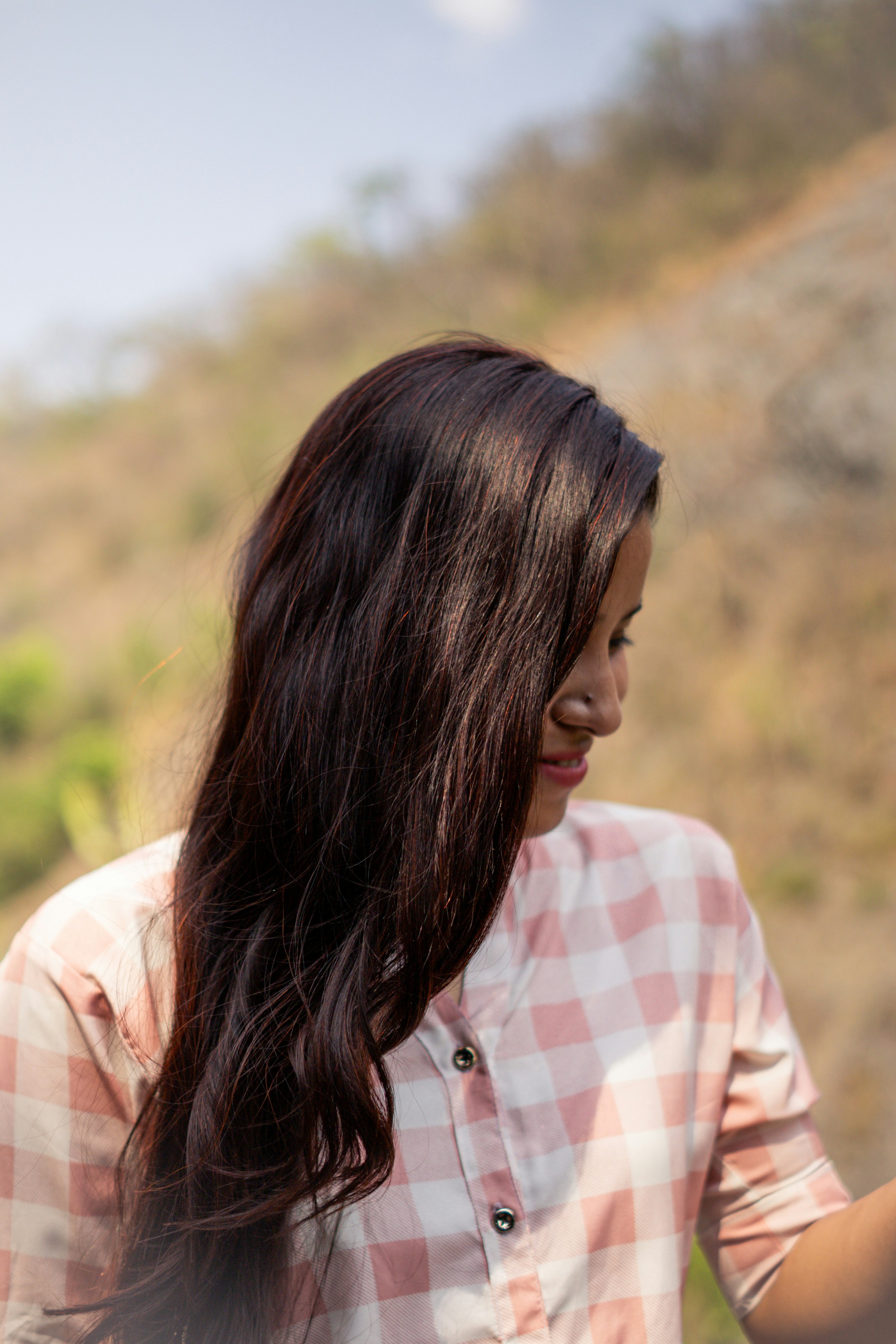 una donna che tiene un telefono cellulare all'orecchio