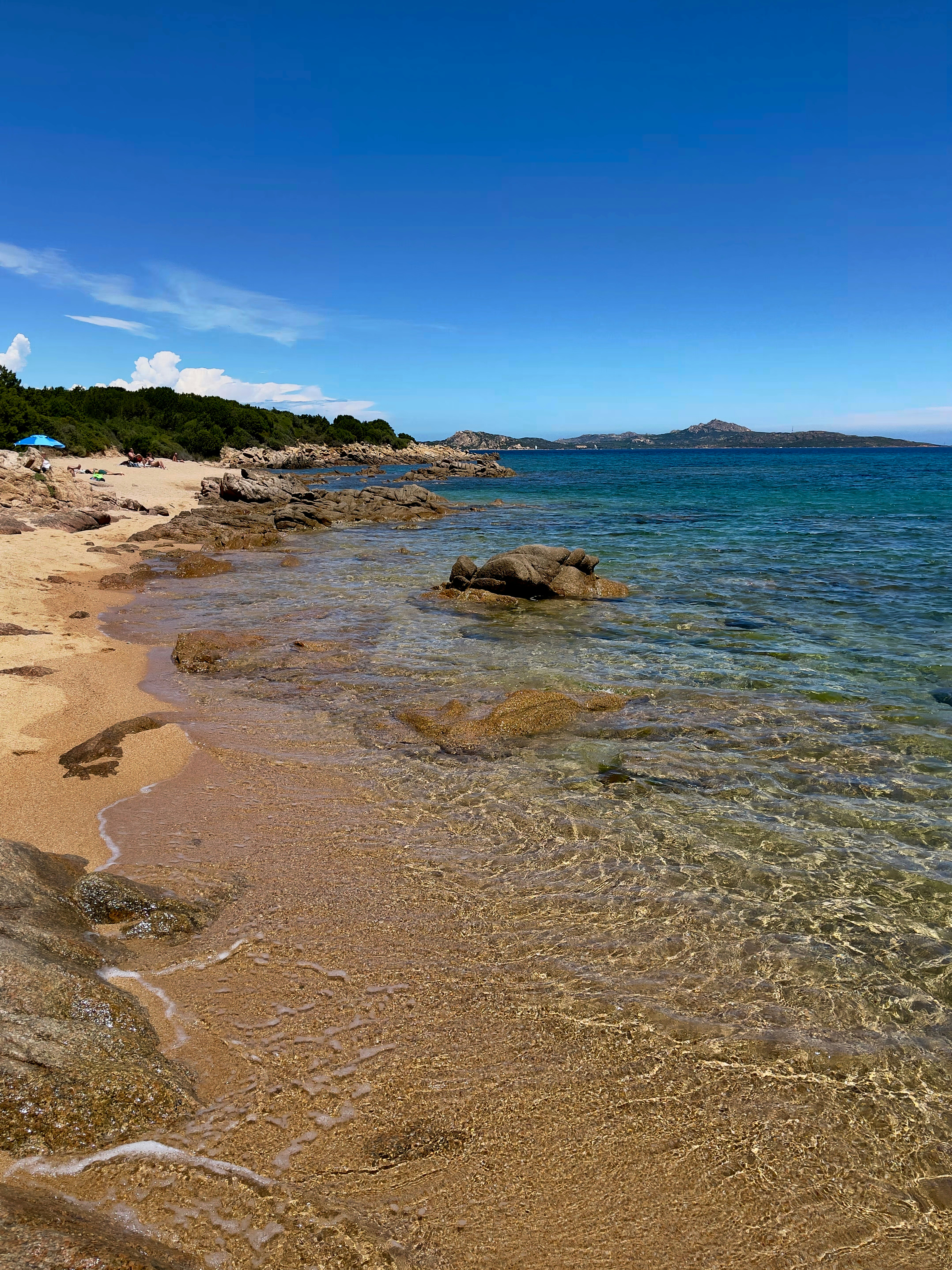 ein Sandstrand neben einem Gewässer