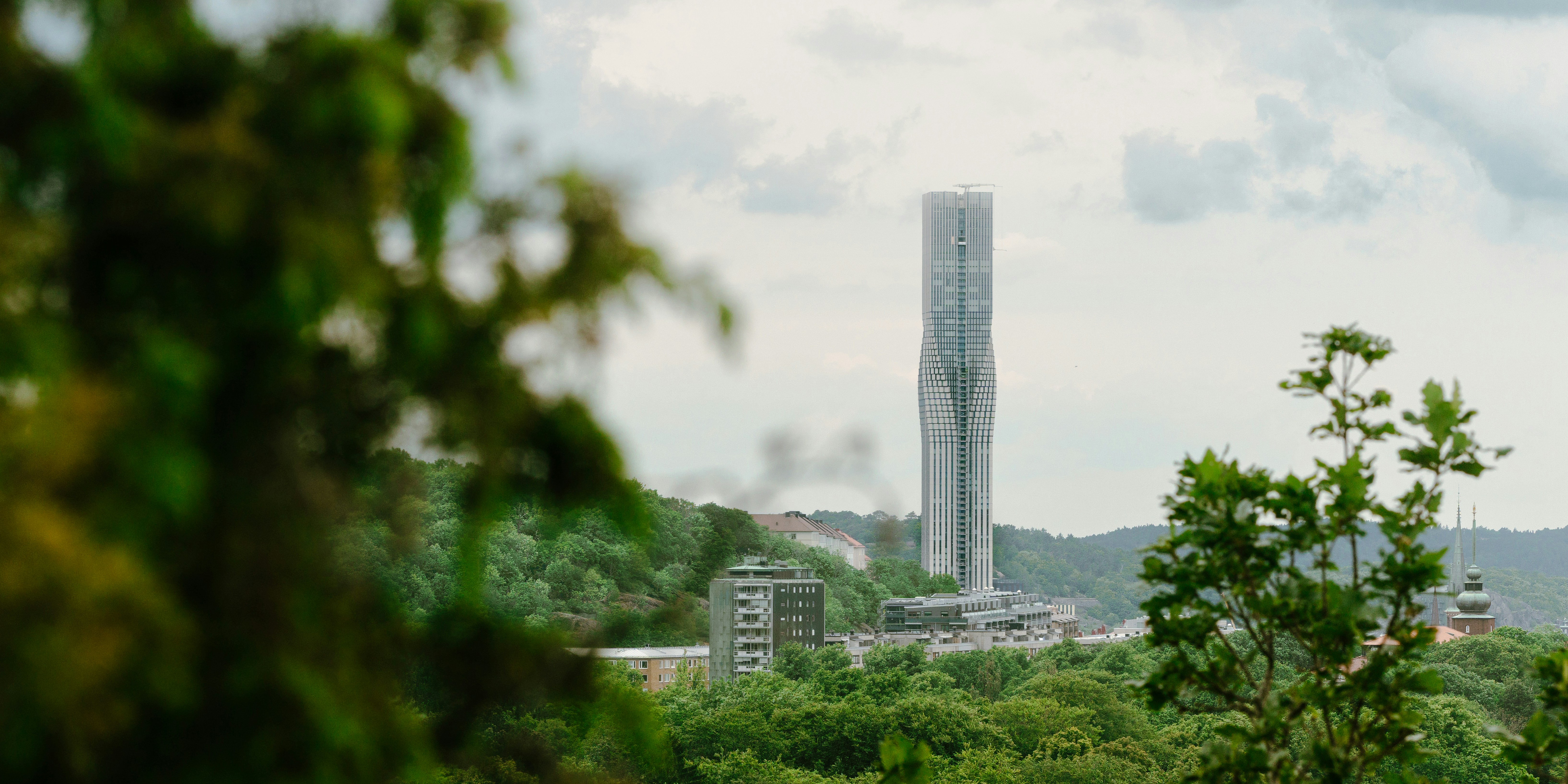 녹음이 우거진 숲 위로 우뚝 솟은 높은 건물