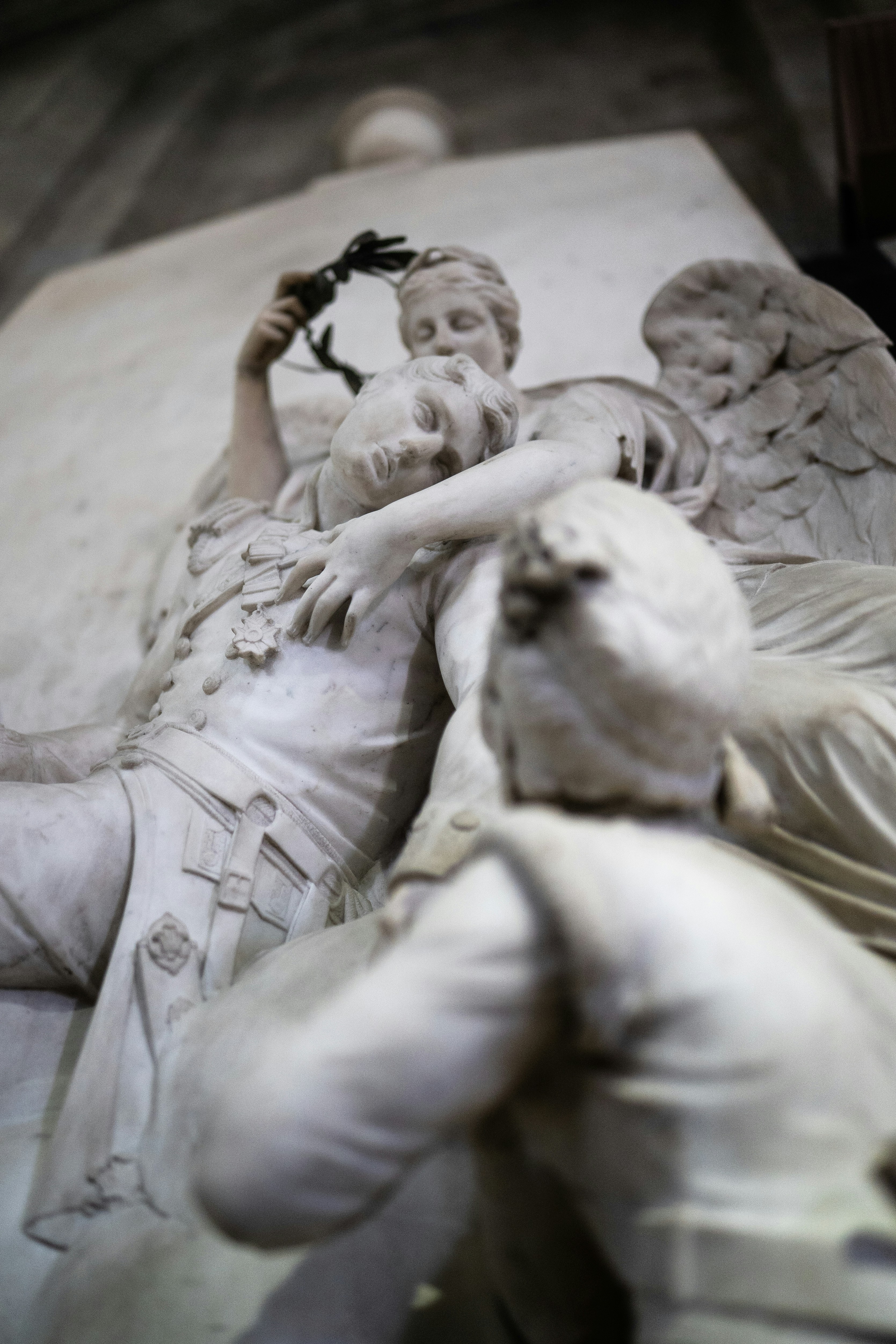 천사와 누워 있는 남자의 동상