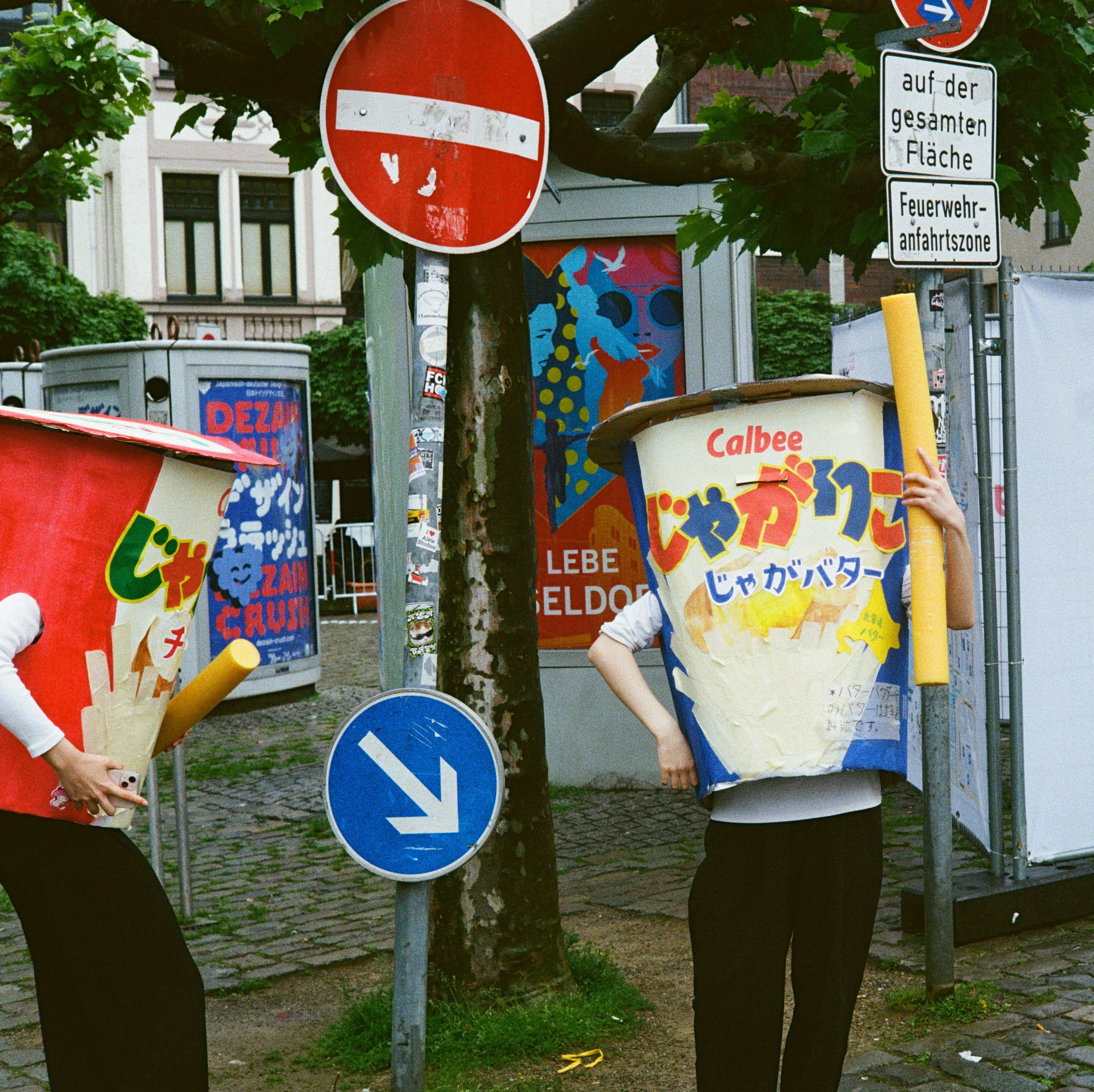 gray computer monitor