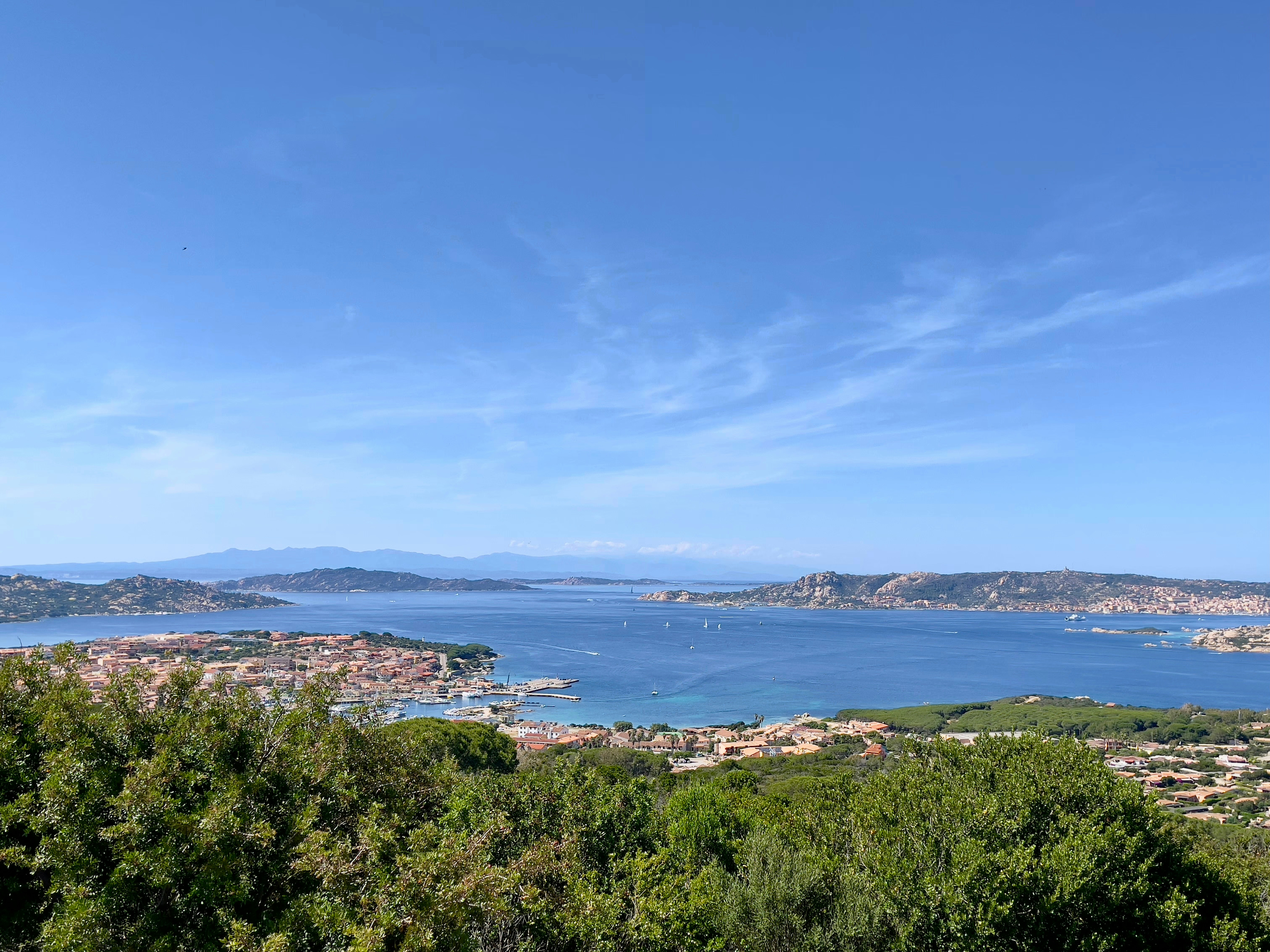 Ein malerischer Blick auf eine Bucht mit Booten im Wasser