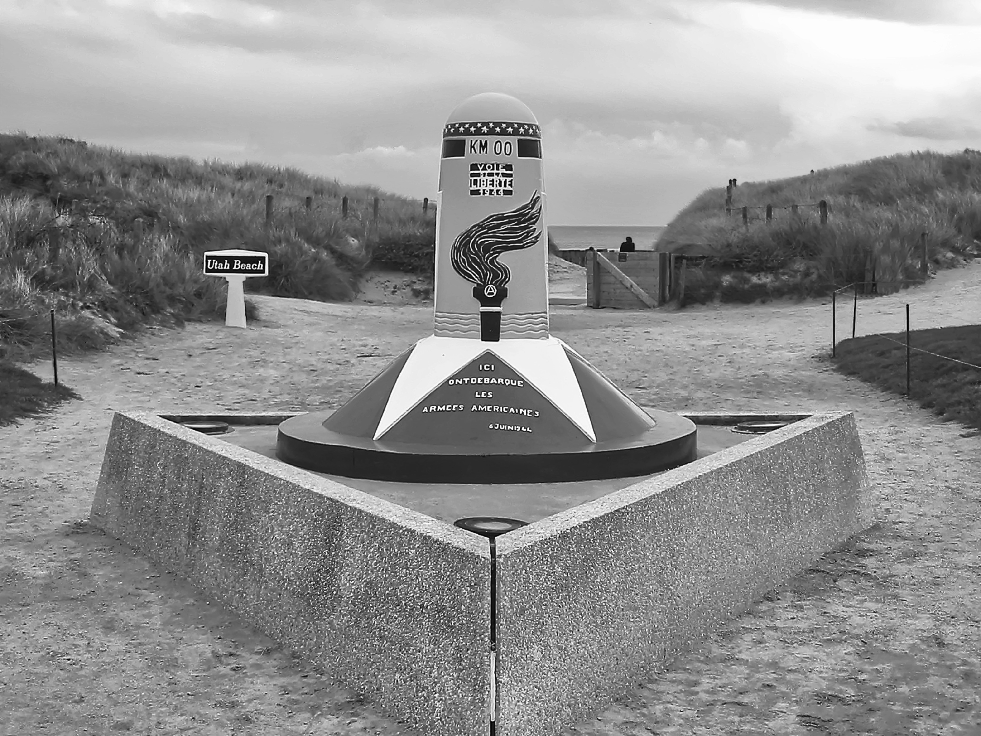 uma foto em preto e branco de um monumento