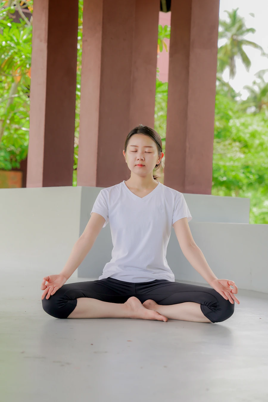 Meditasyon yapan bir kadın, lotus pozisyonunda