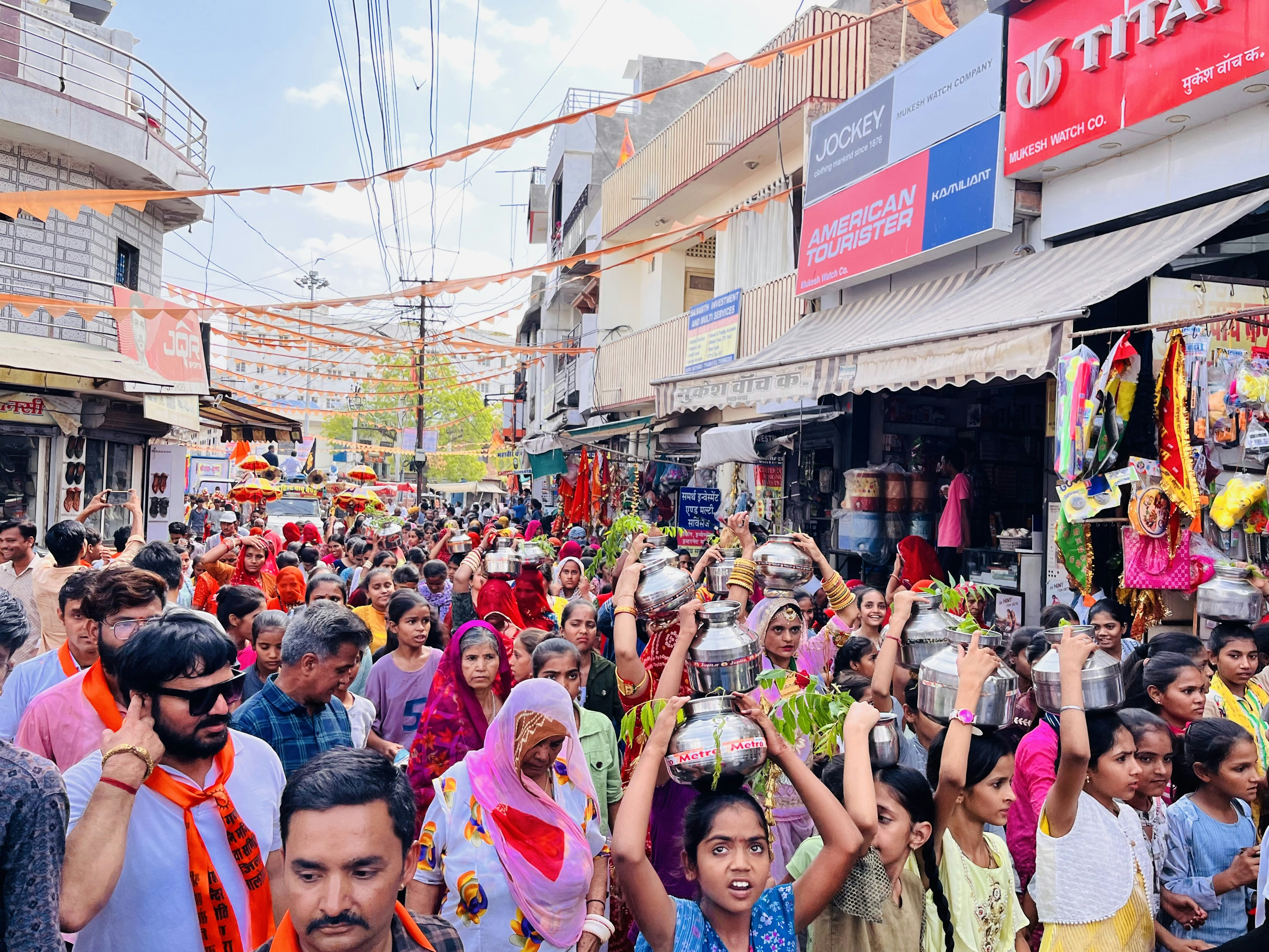 भाजपा समर्थकों की भीड़ सड़कों पर विजय जुलूस निकालती हुई, झंडे और पटाखे जलाते हुए खुशी मना रही है।