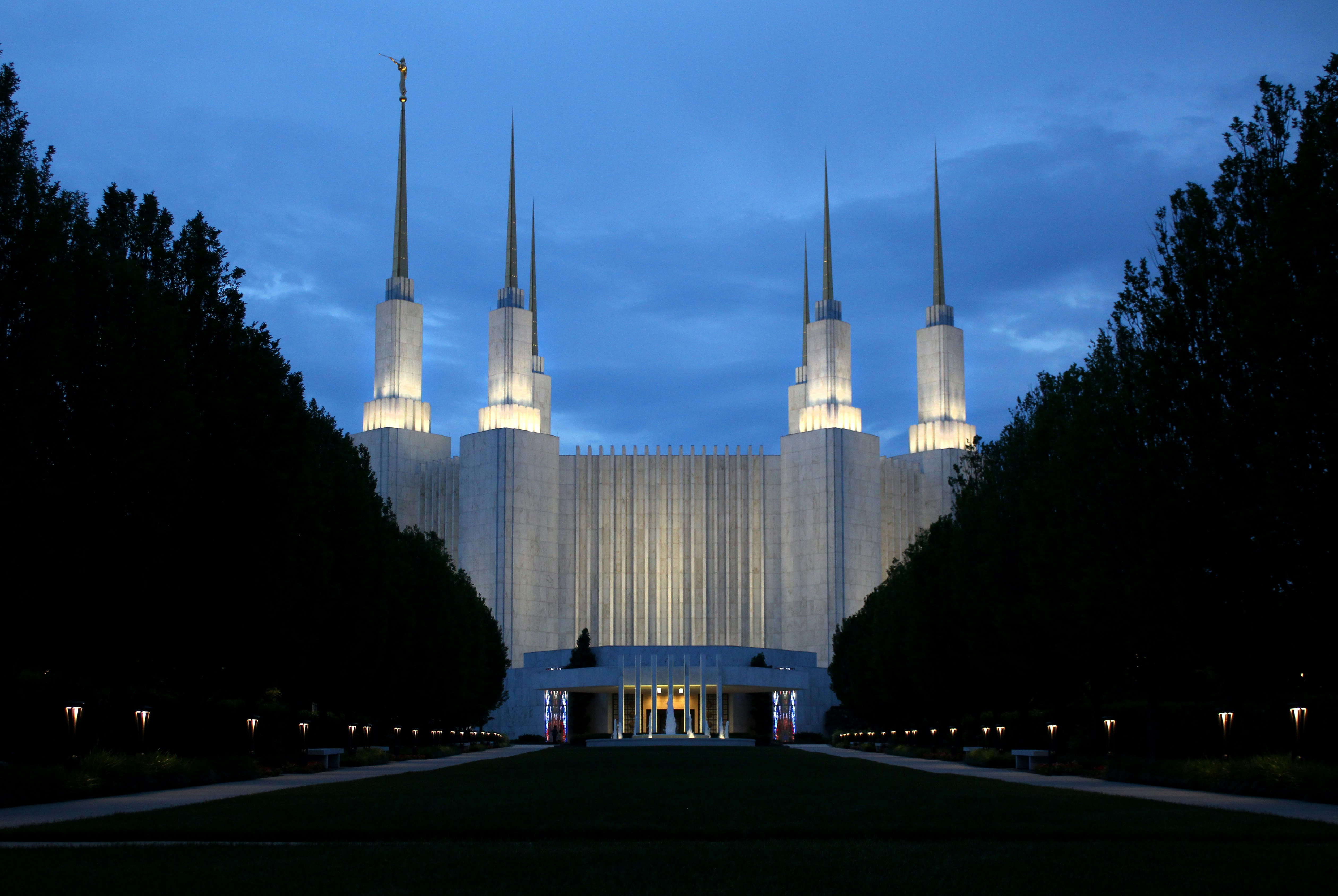 ein sehr hohes Gebäude mit einigen Lichtern darauf