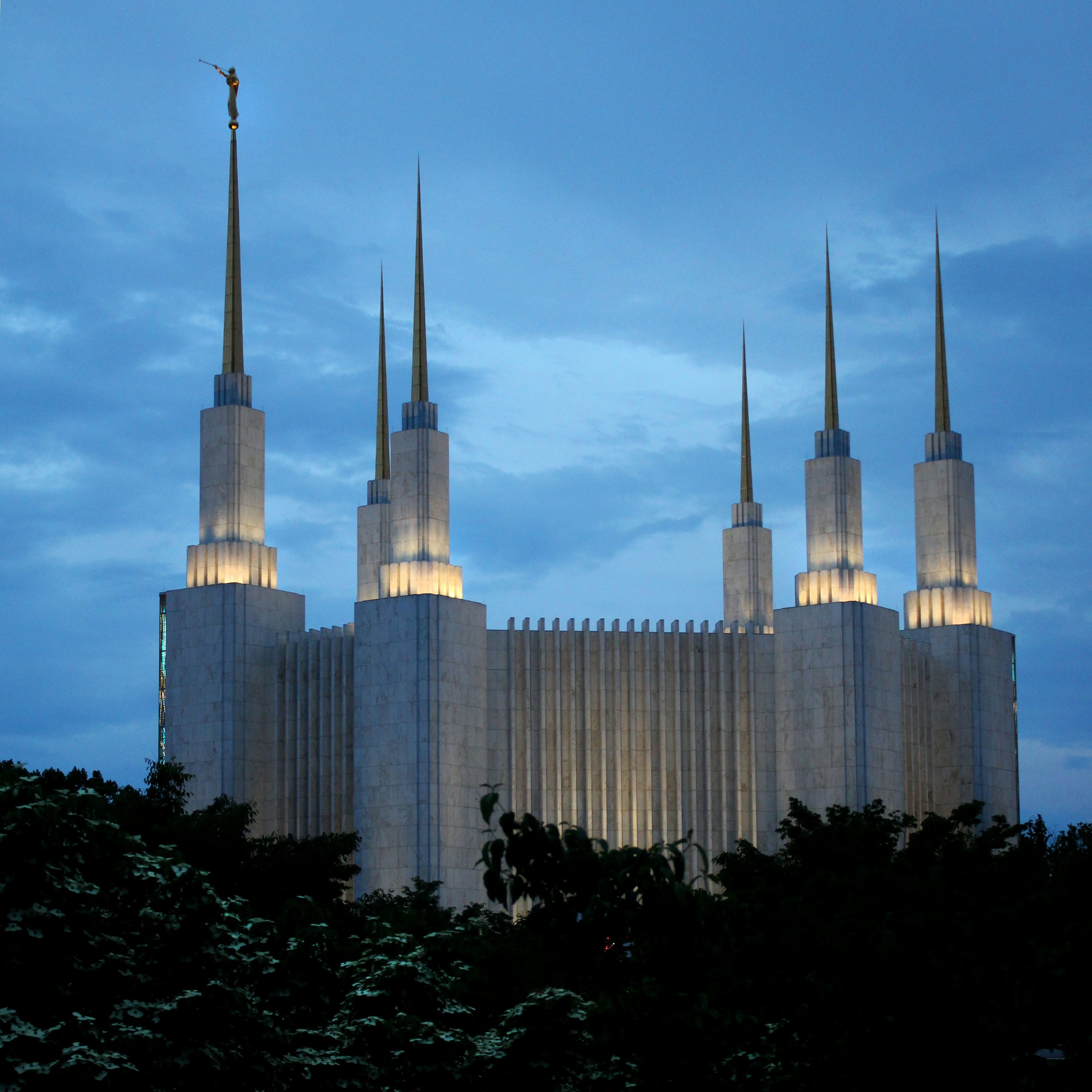ein sehr hohes Gebäude mit einigen Türmen auf der Spitze