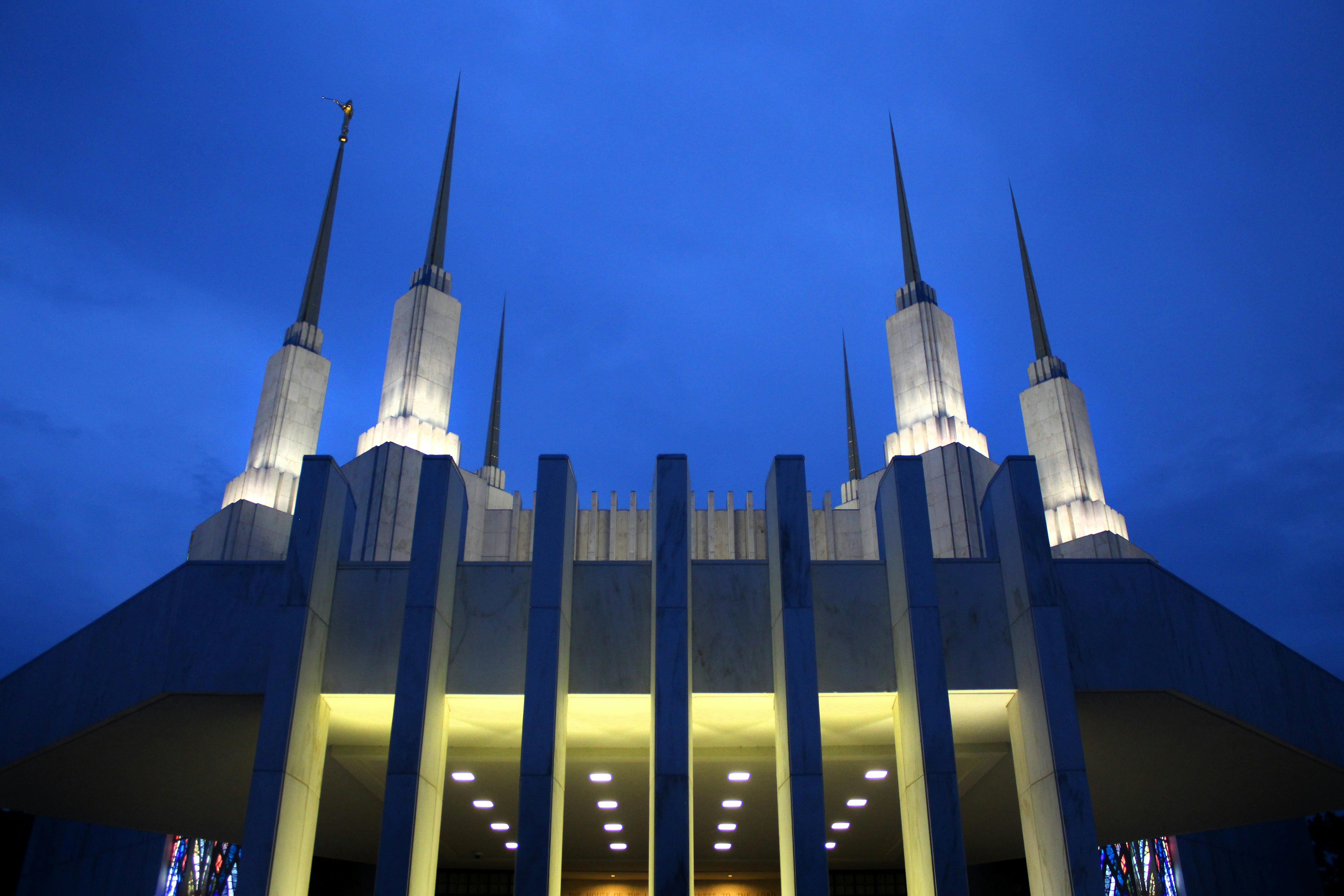 ein großes Gebäude mit einem Haufen hoher Türme darauf