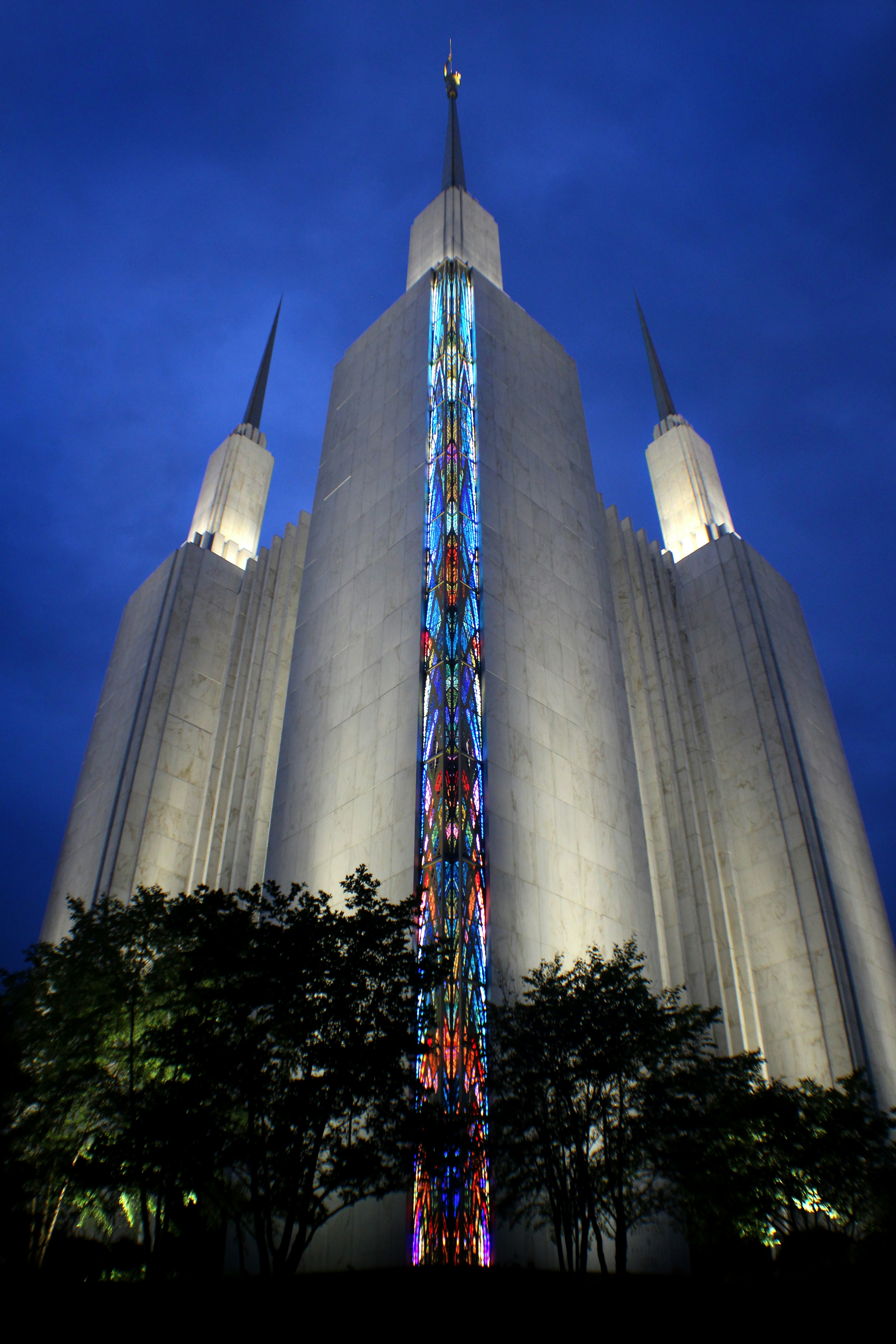 ein sehr hohes Gebäude mit einem sehr hohen Turm