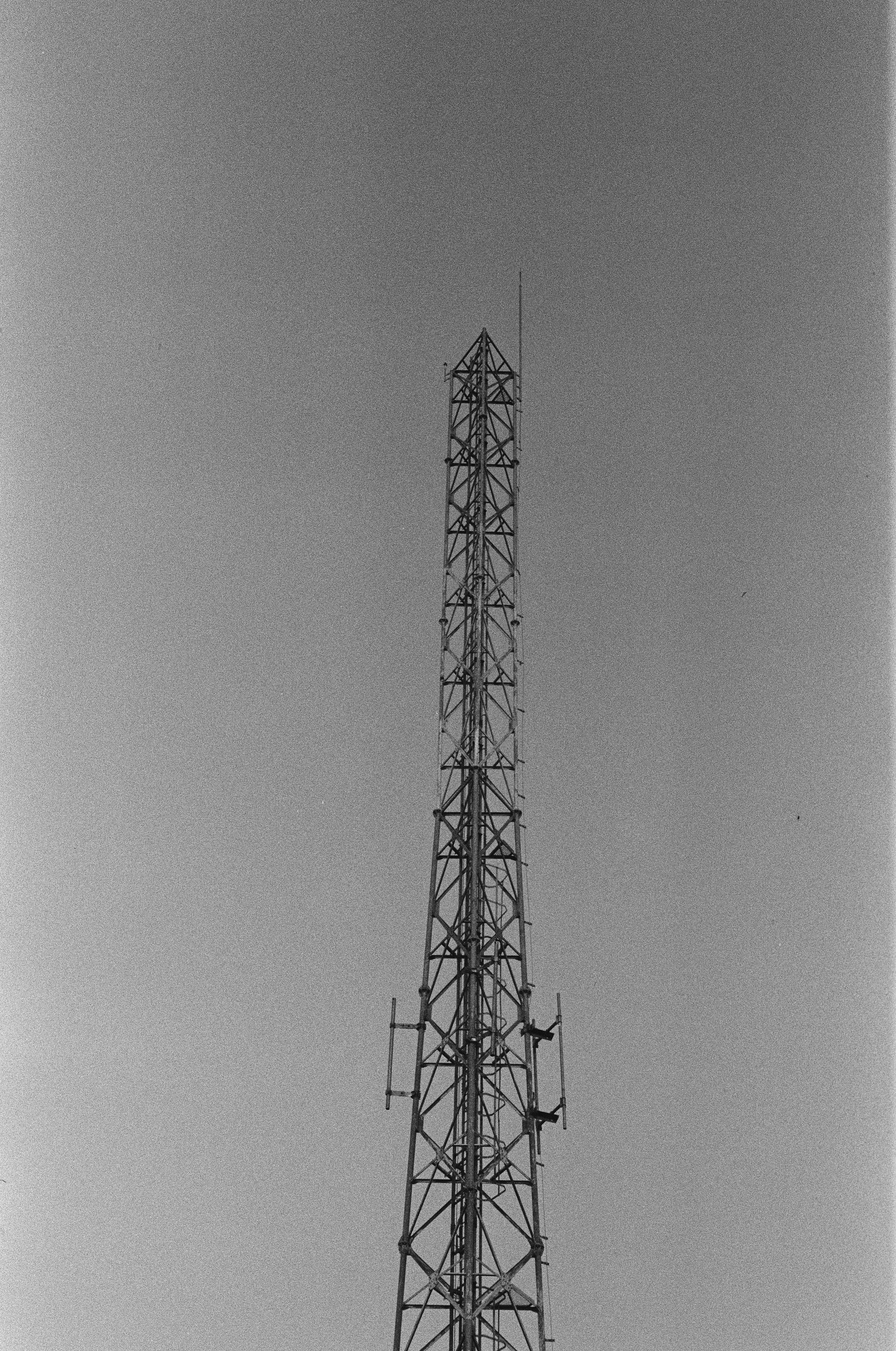 ein Schwarz-Weiß-Foto eines Funkturms