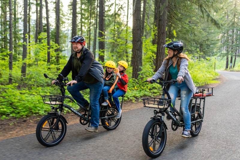 Famille à vélo dans la nature
