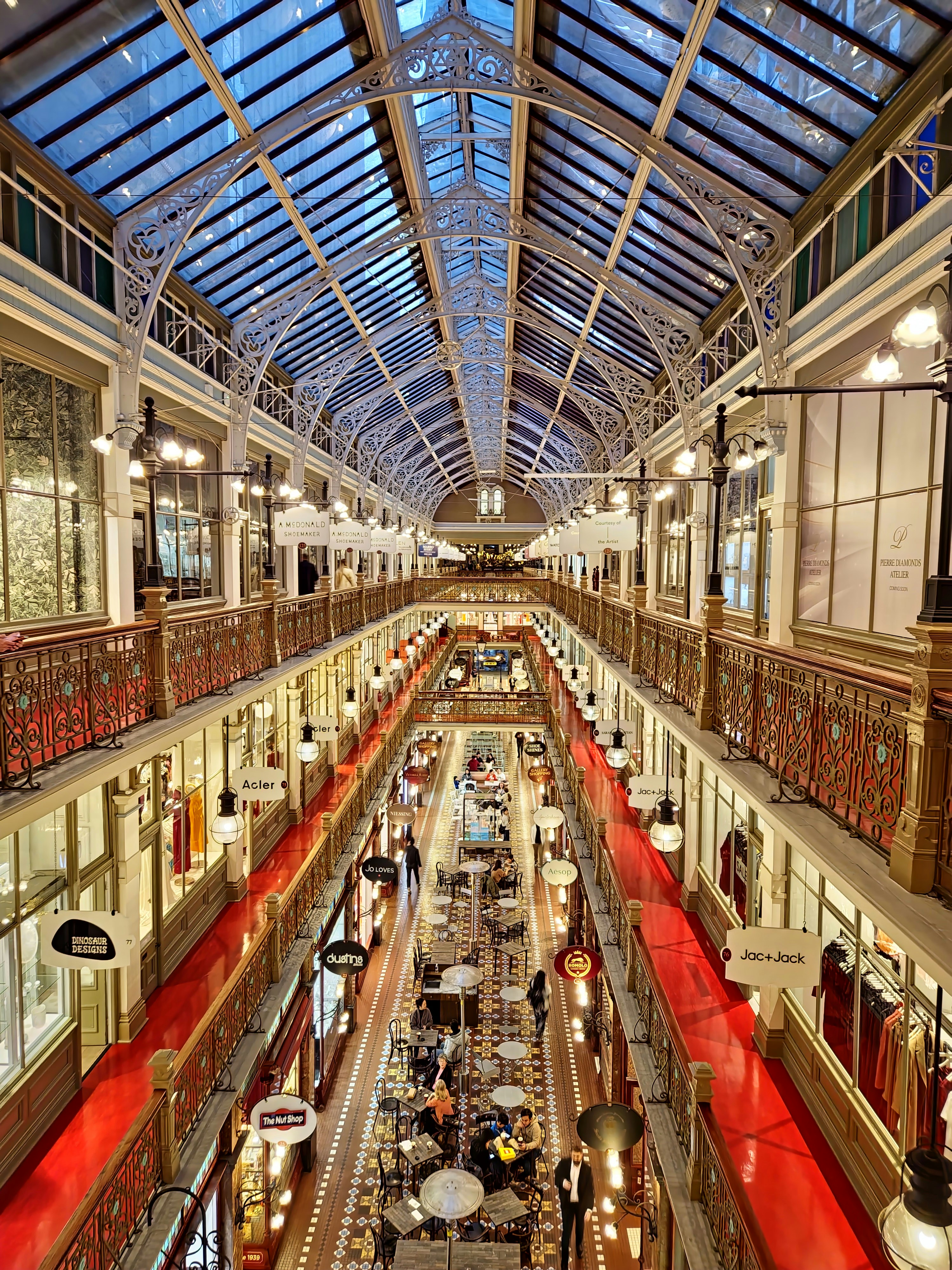 Notranjost Dubai Mall z luksuznimi nakupovalnimi galerijami