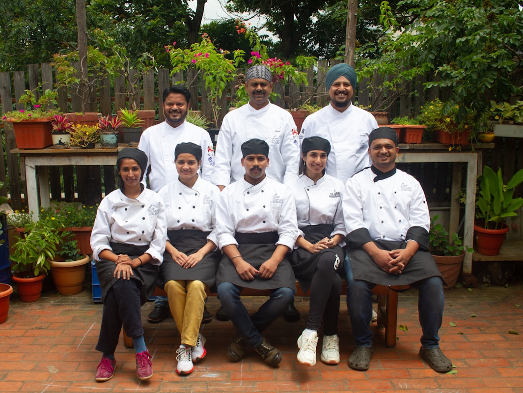 Tim pengelola Majas Space & Resto berfoto bersama di depan restoran