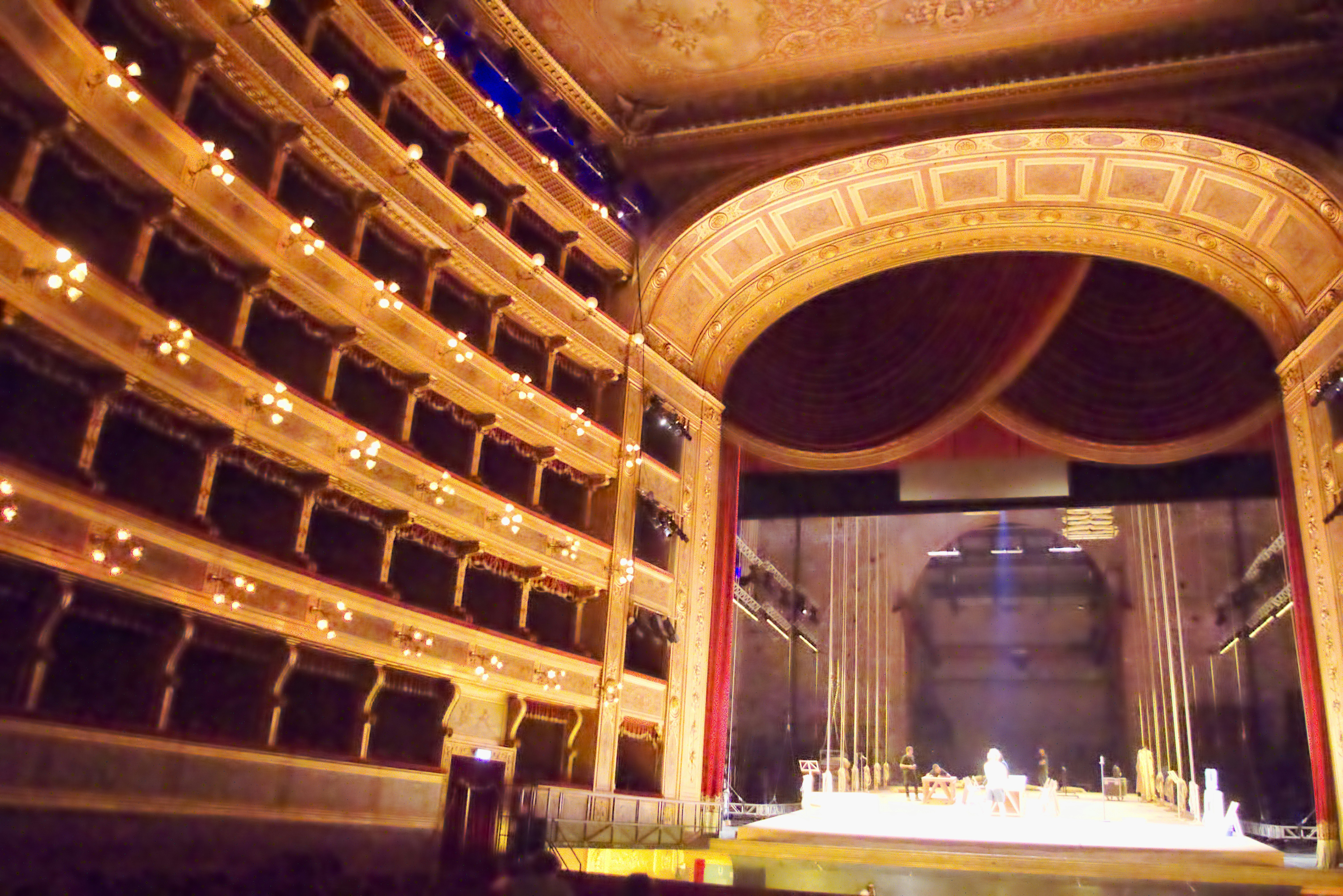 Notranjost gledališča La Perle s potopnim odrom in razsvetljavo