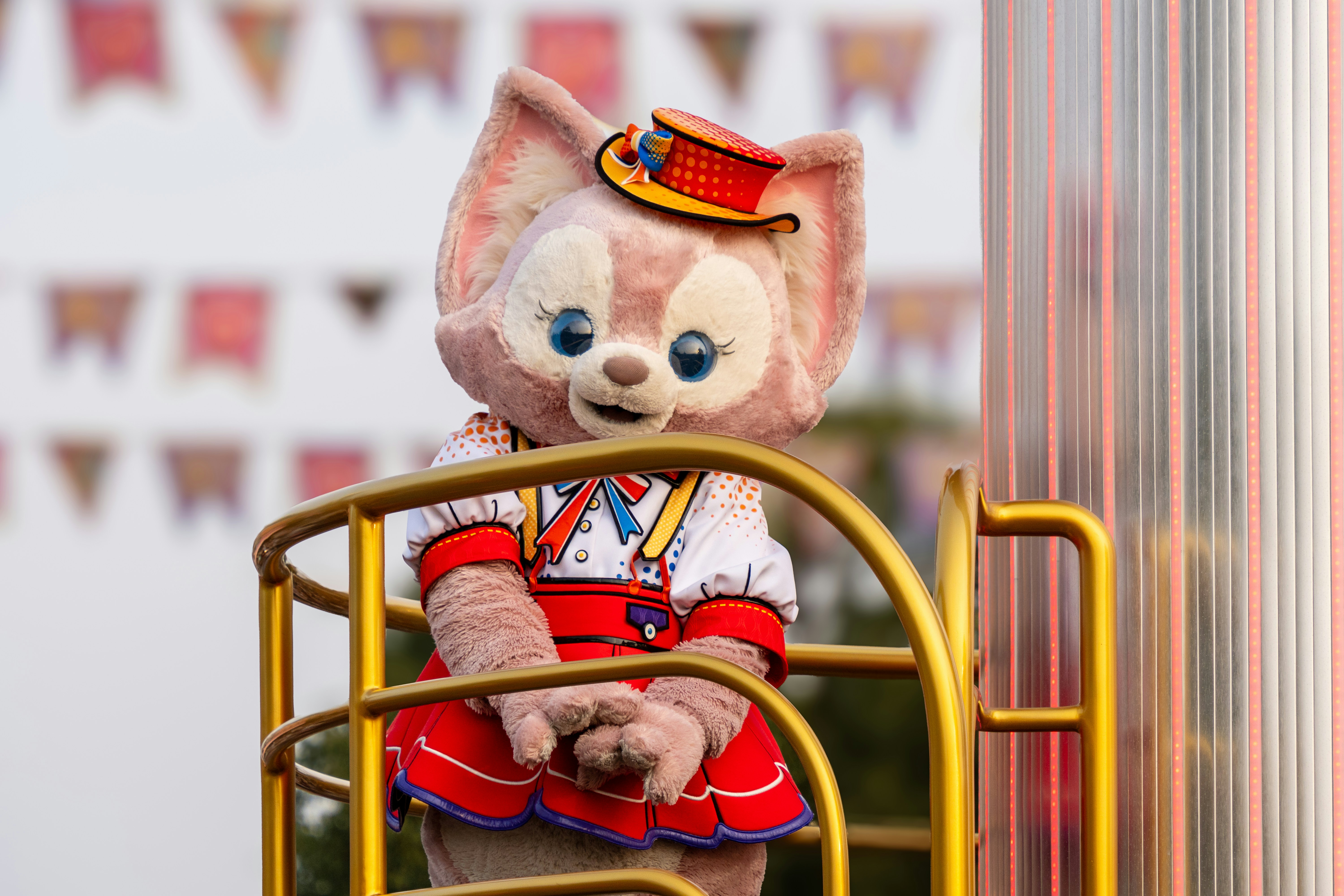 カーニバルの乗り物で衣装を着たテディベア
