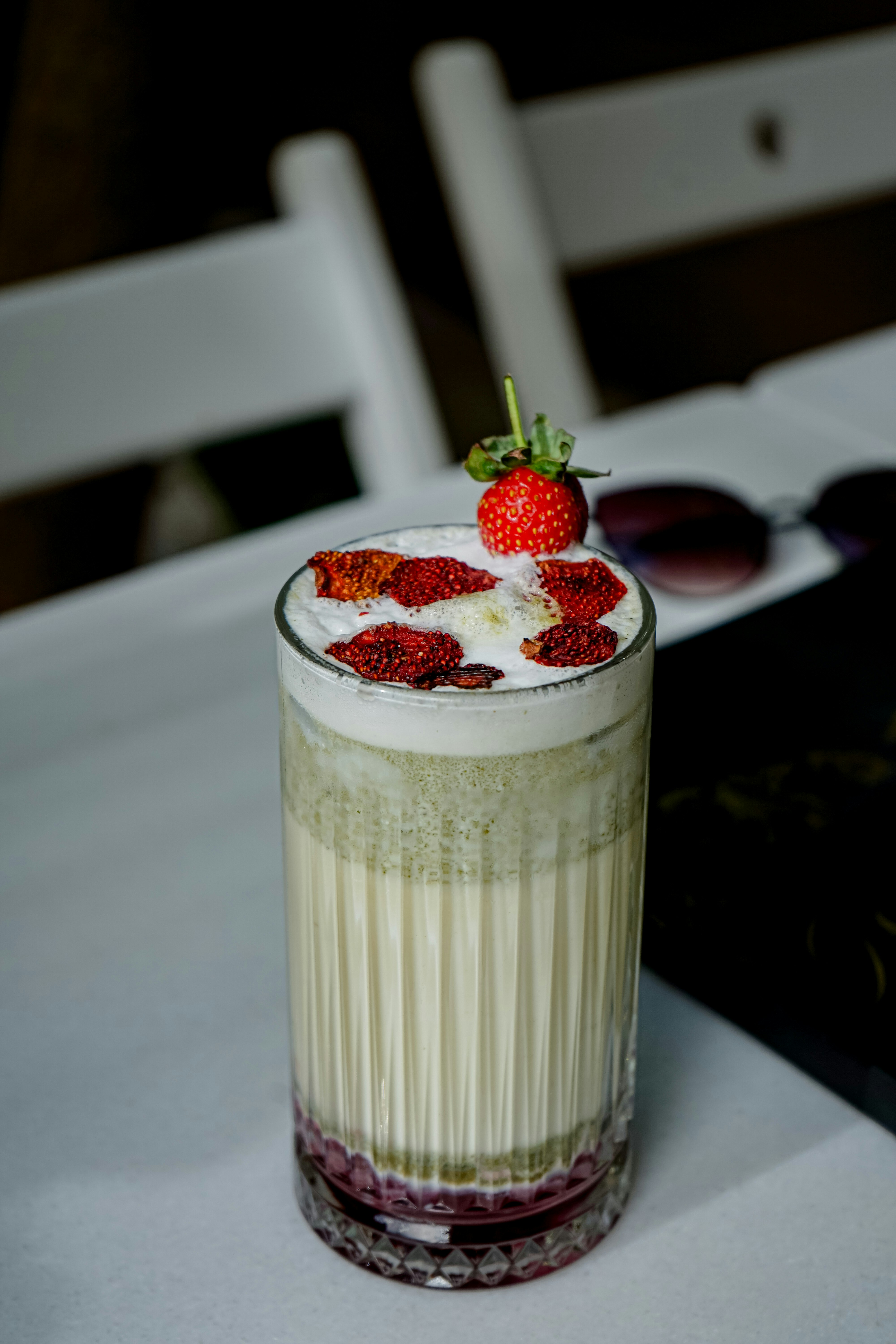 uma sobremesa em copo com morangos por cima