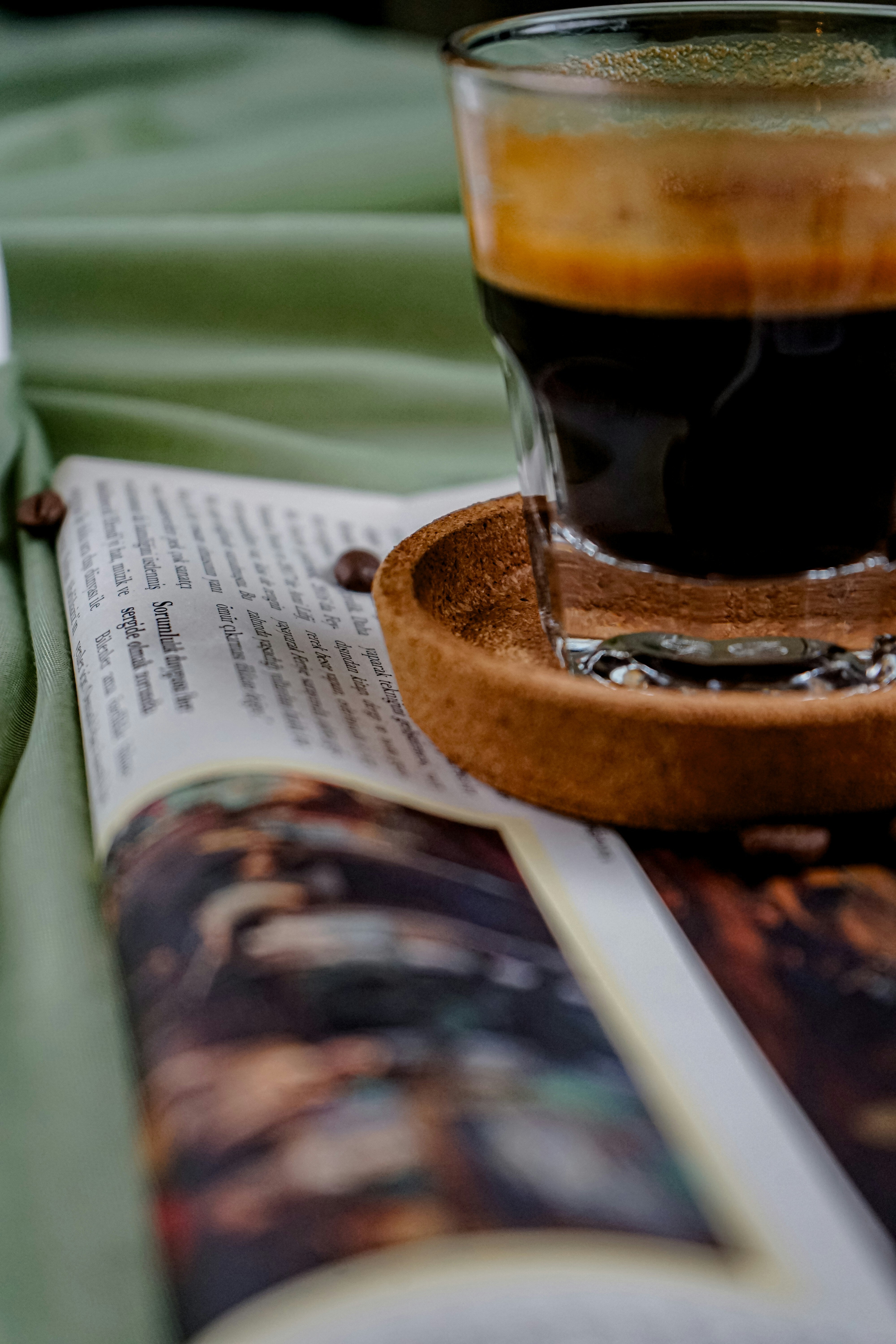 uma xícara de café sentada em cima de um livro aberto