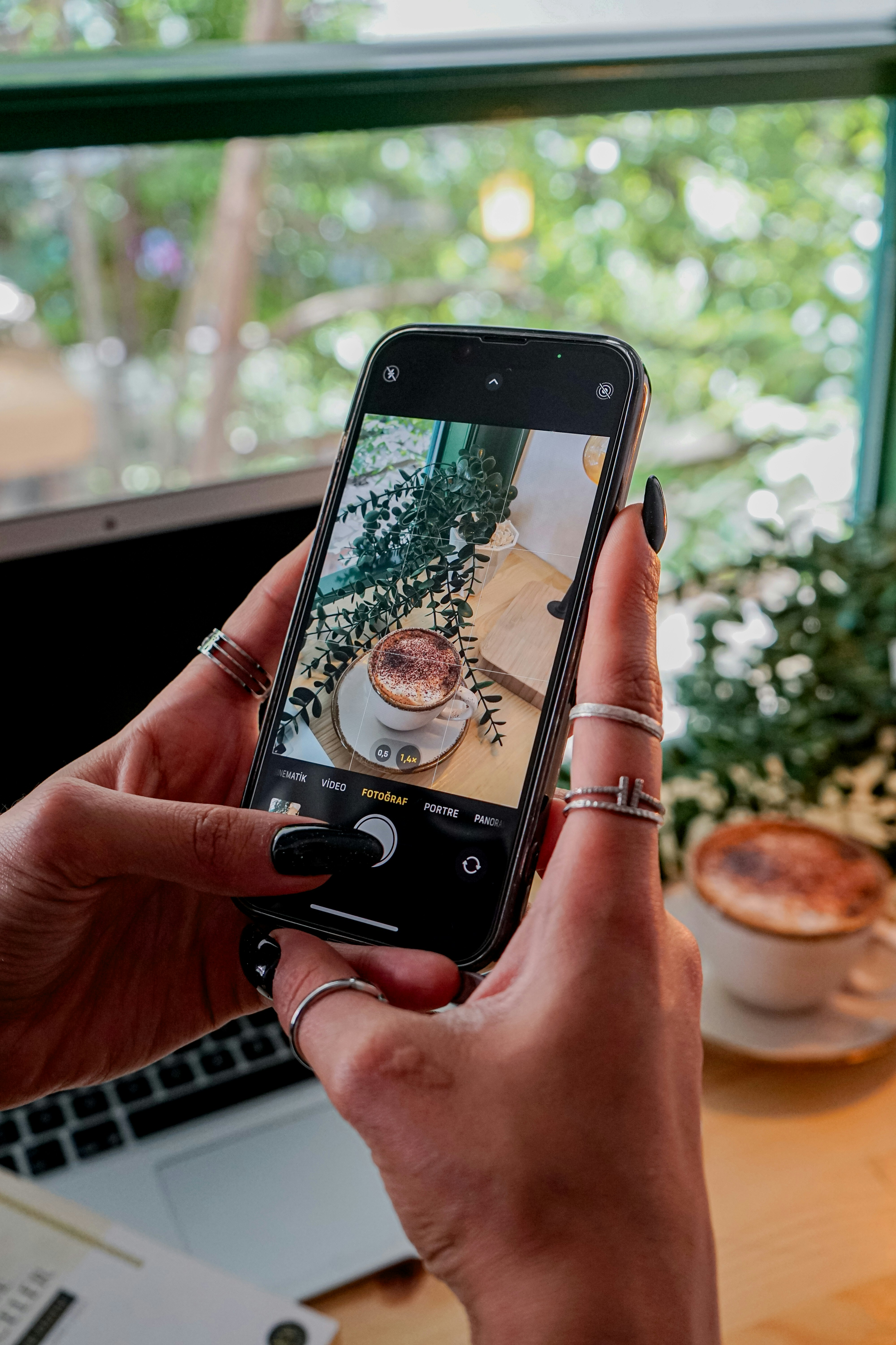 uma mulher tirando uma foto de comida em seu telefone