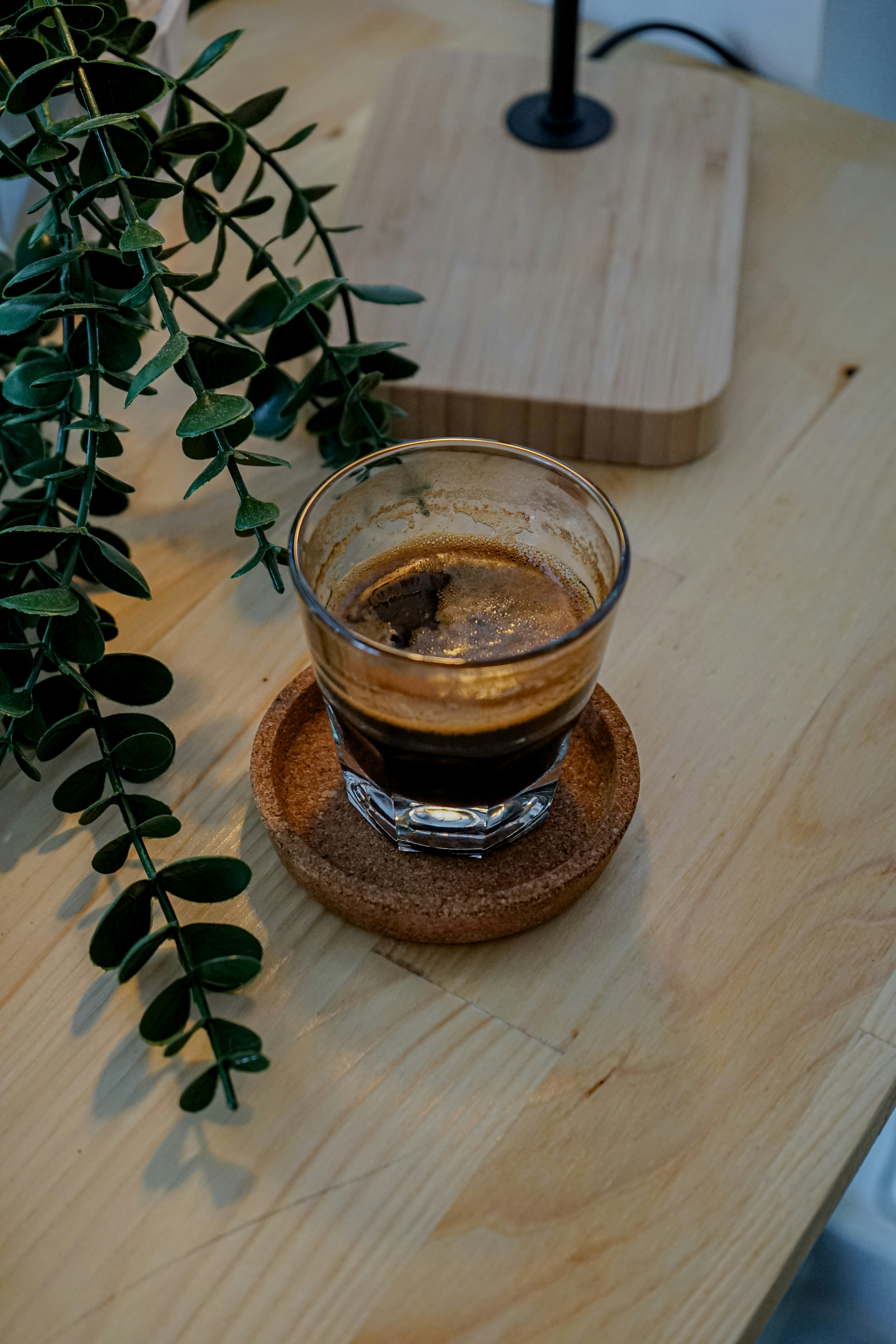 uma xícara de café sentada em cima de uma mesa de madeira
