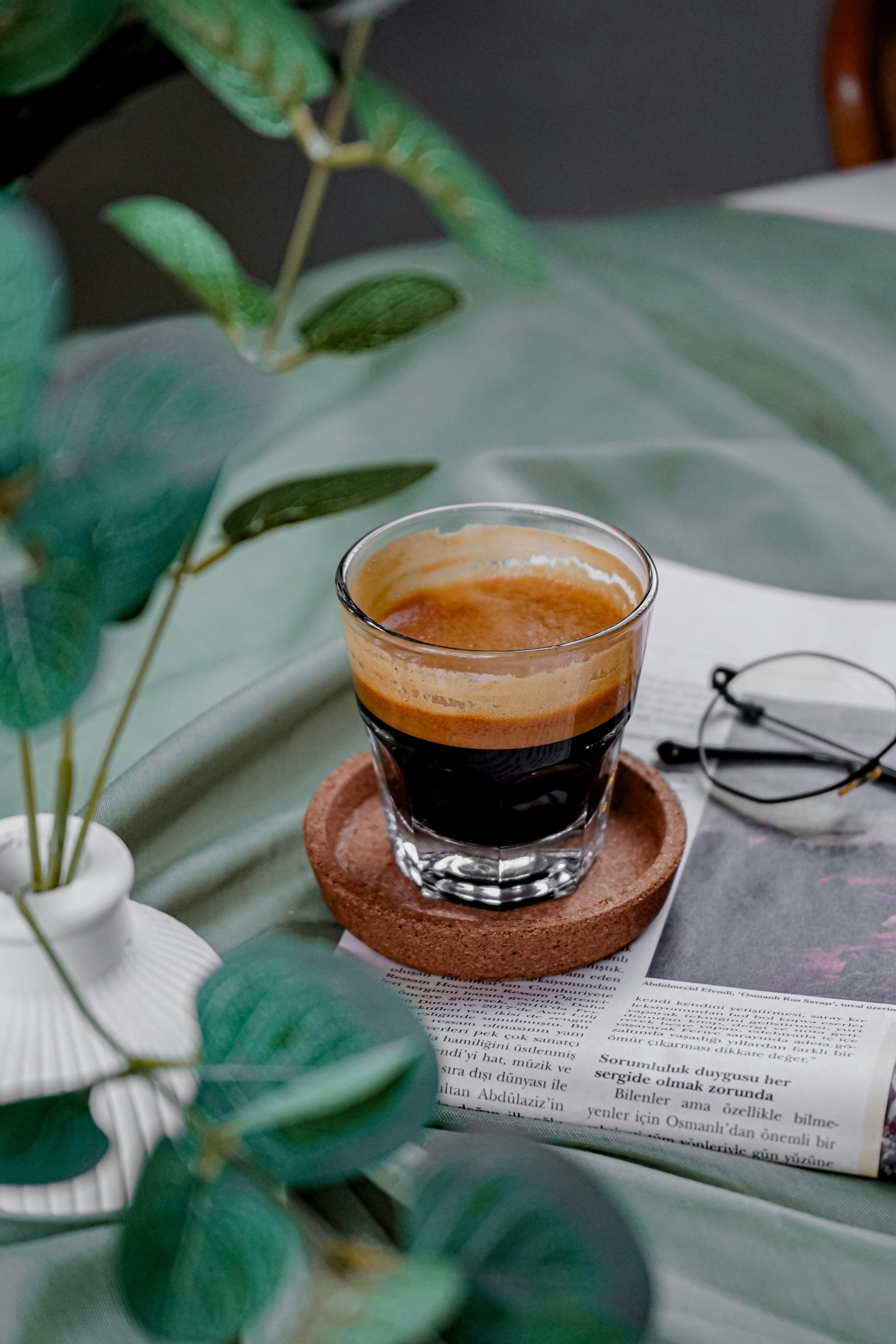 uma xícara de café sentada em cima de uma mesa