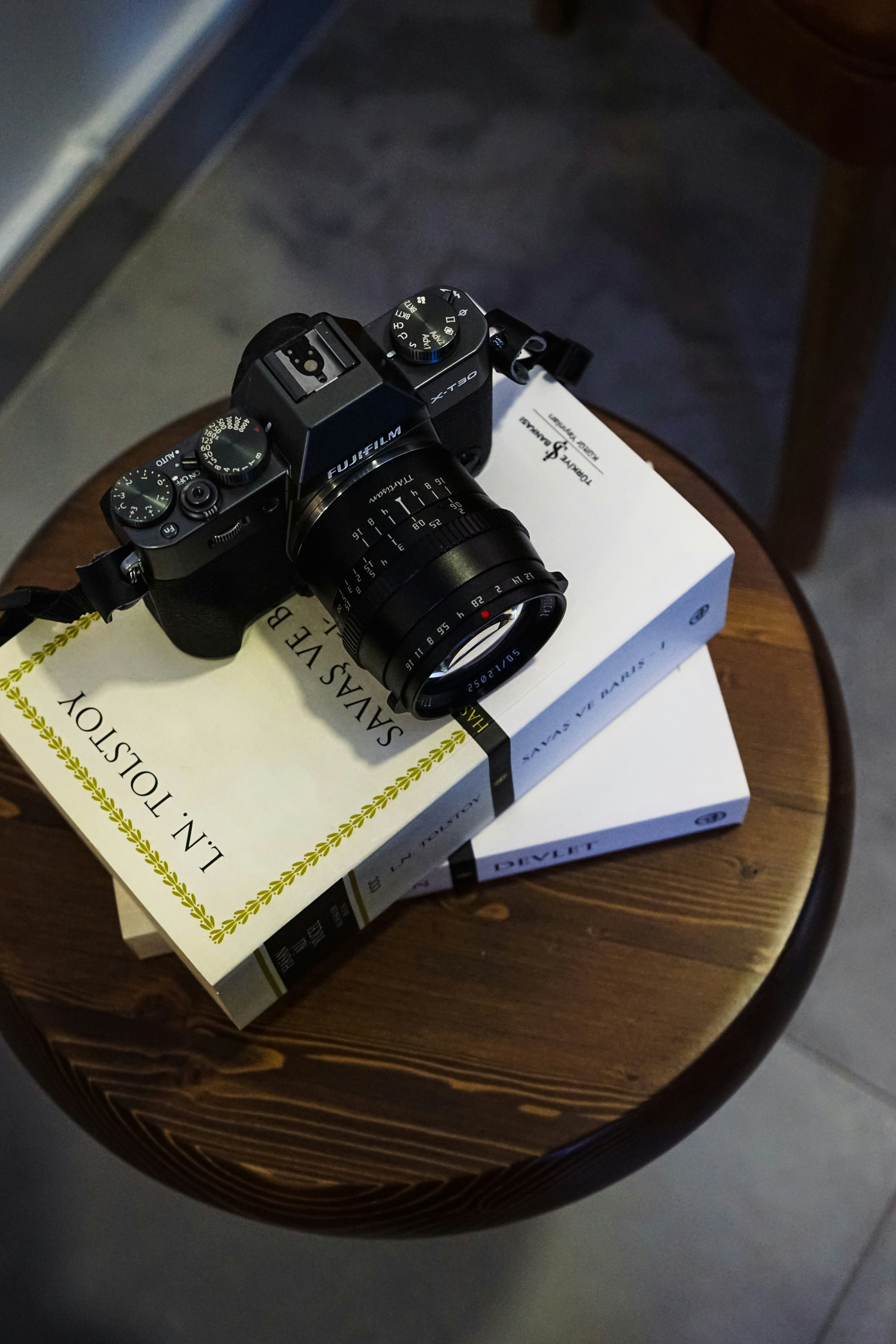 uma pilha de livros sentados em cima de uma mesa de madeira