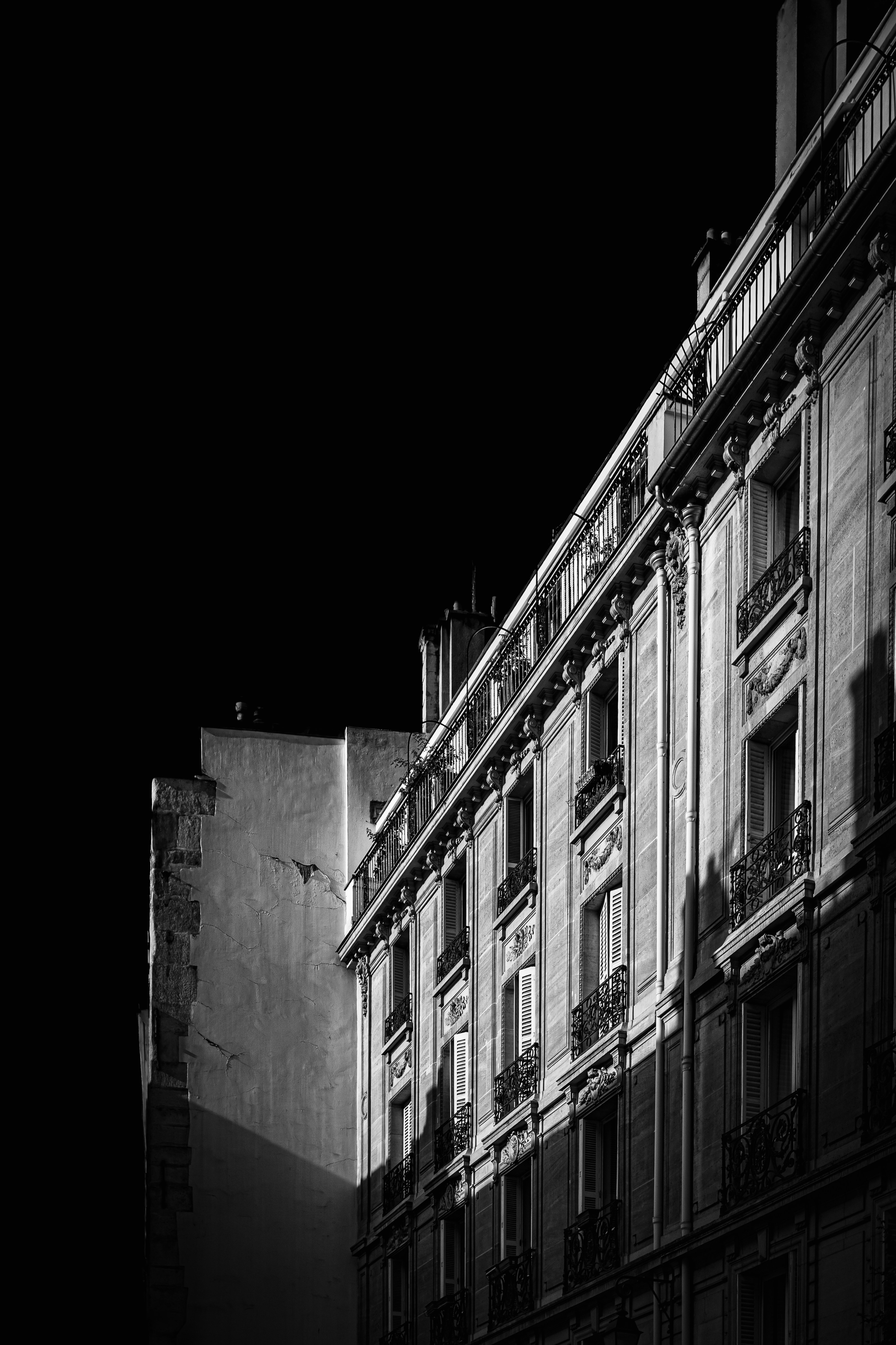 a black and white photo of a building