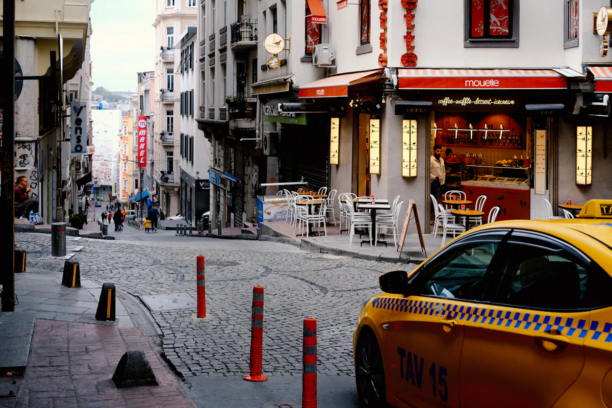 Şehir merkezinde bekleyen sarı taksi