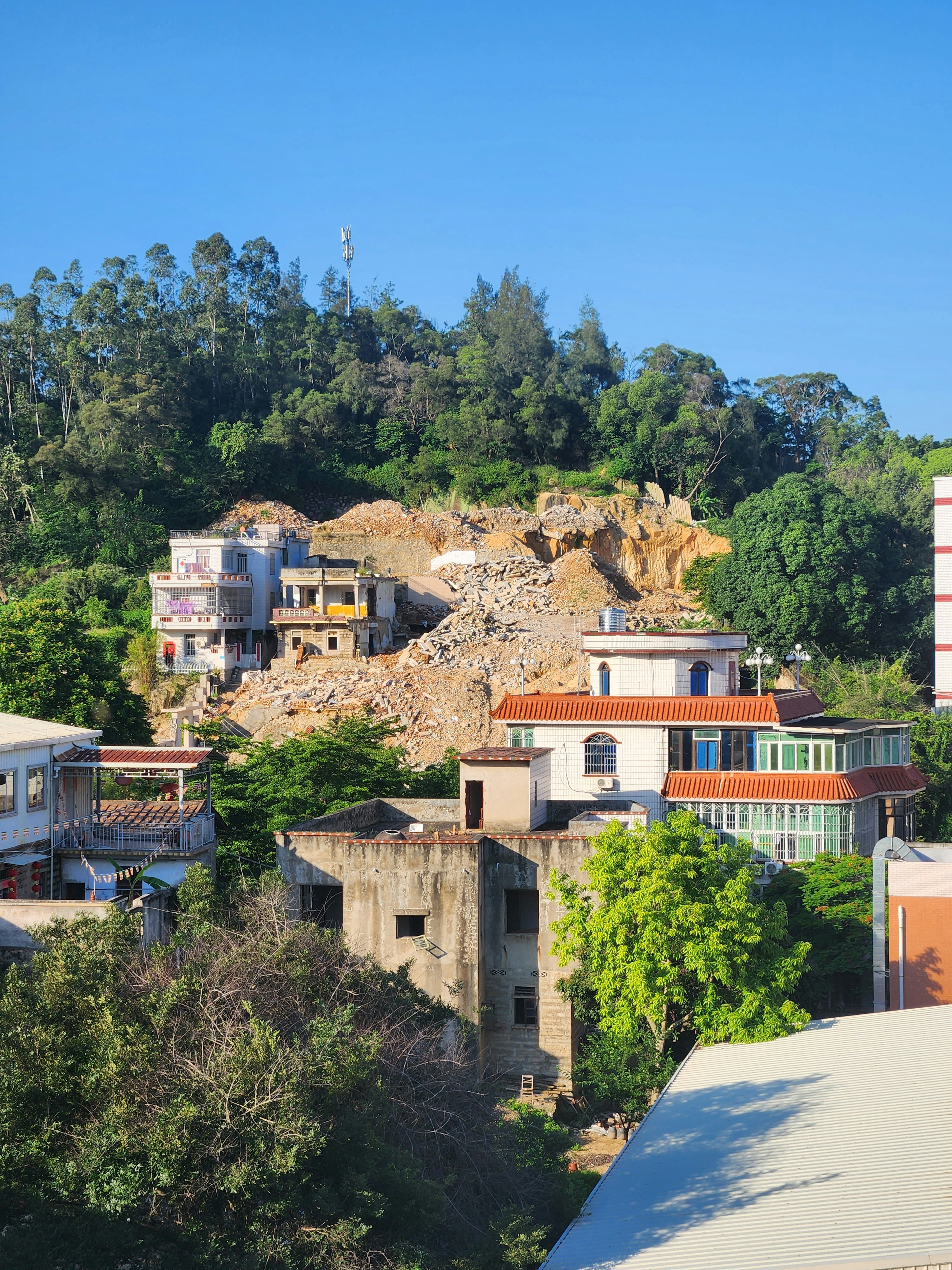 une vue d’une ville avec une colline en arrière-plan