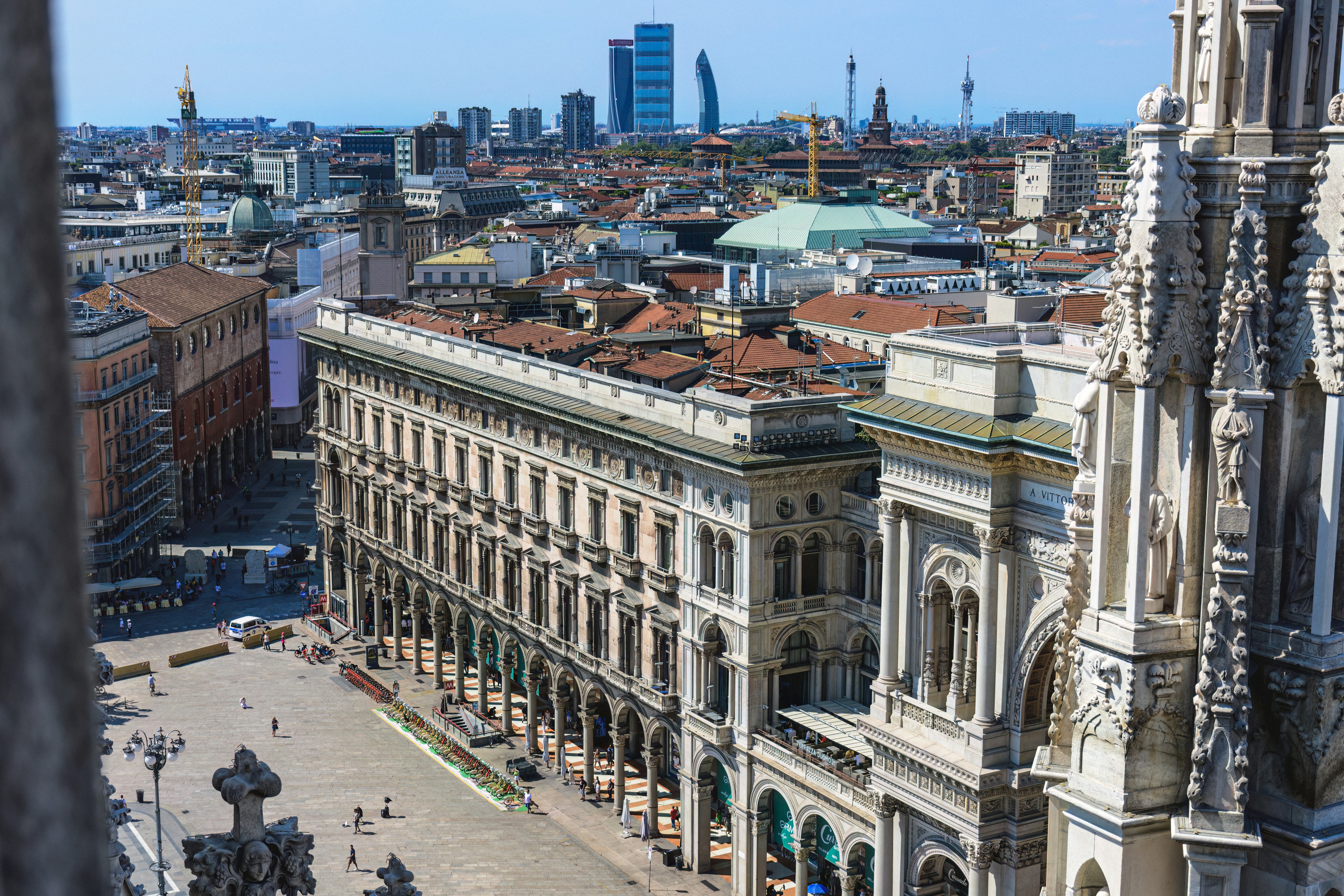 Una veduta di una città dall'alto di un edificio