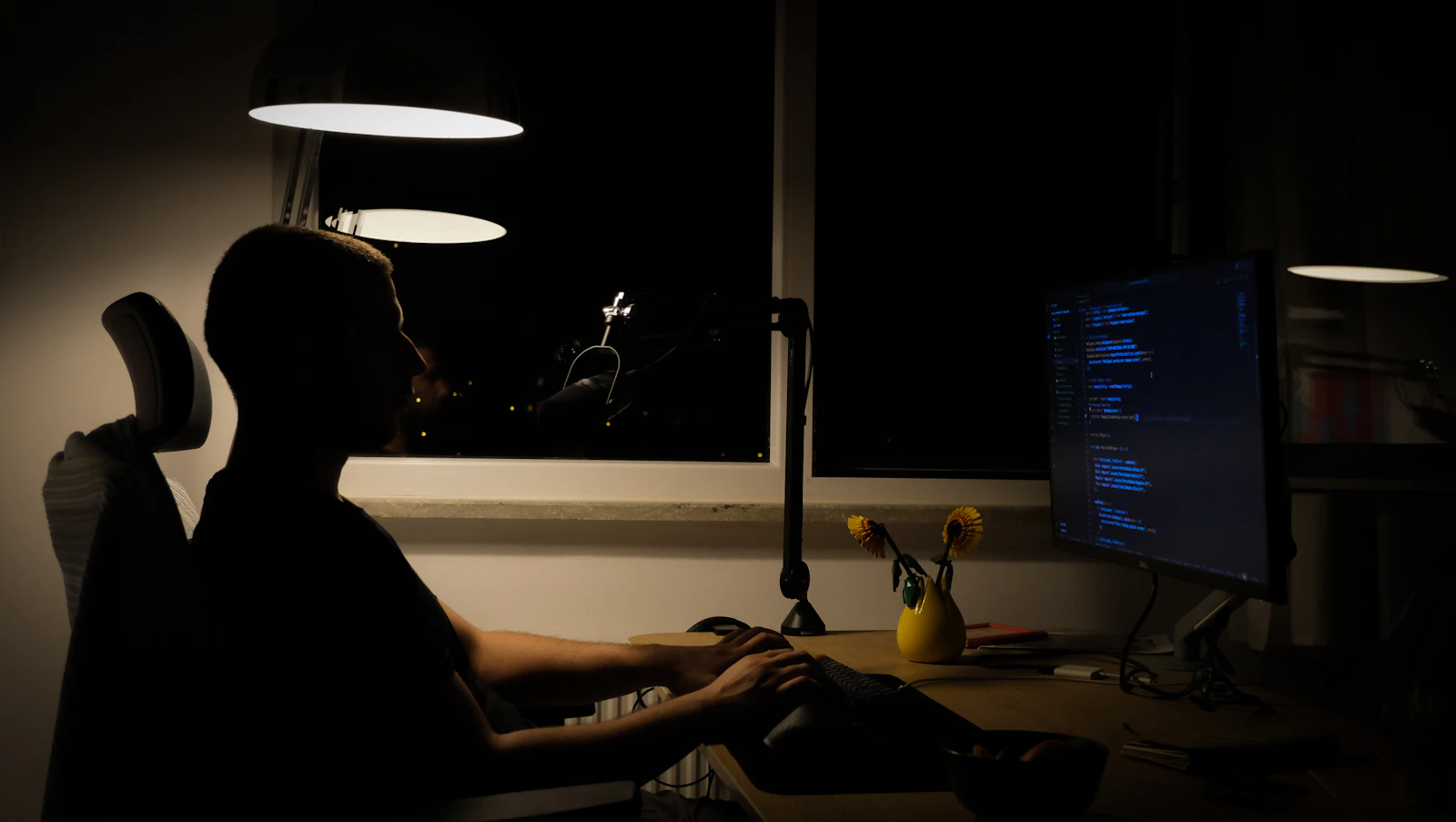 Desarrollador trabajando frente a un monitor en un espacio sobrio