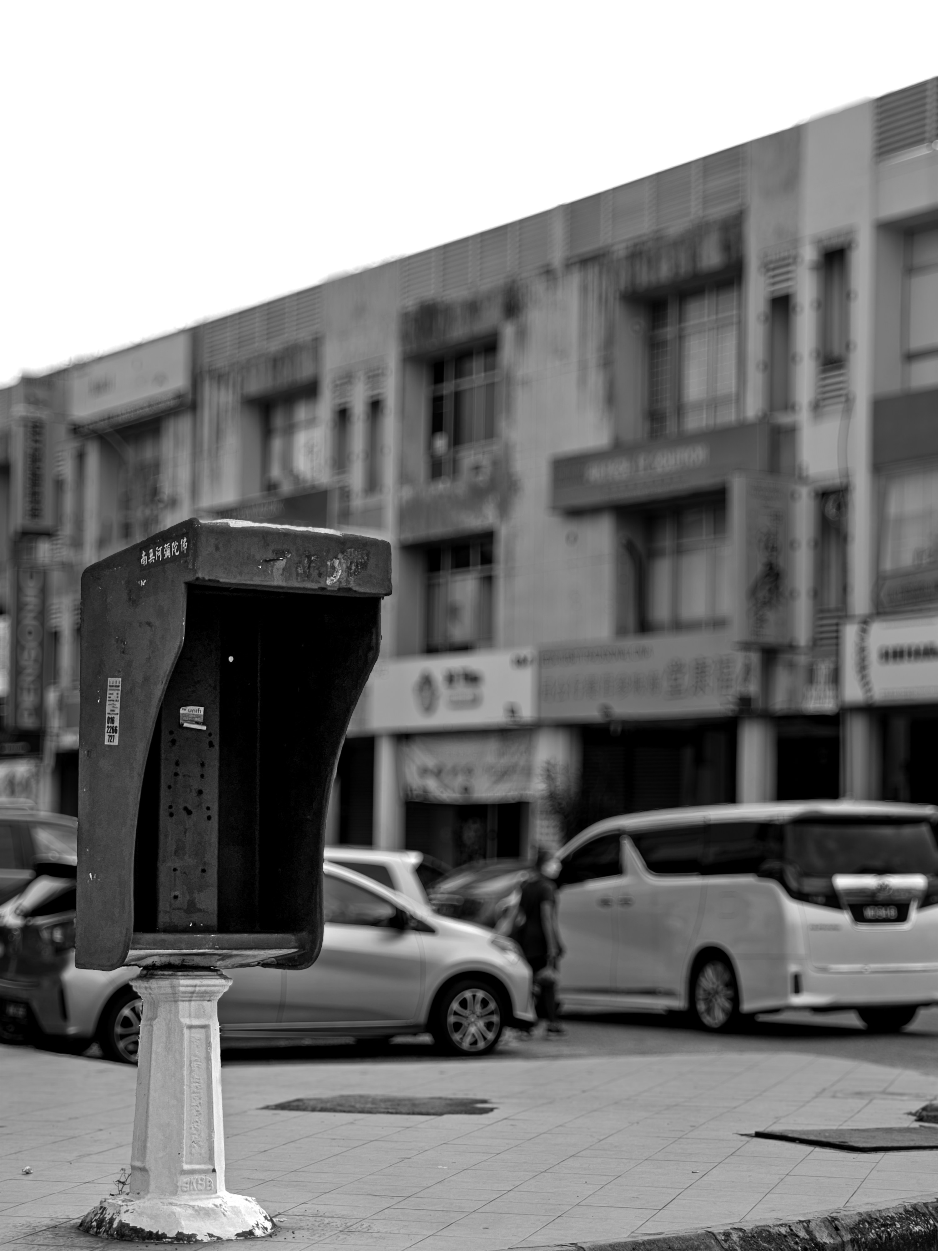 A parking meter sitting on the side of a road photo – Free Wallpaper ...